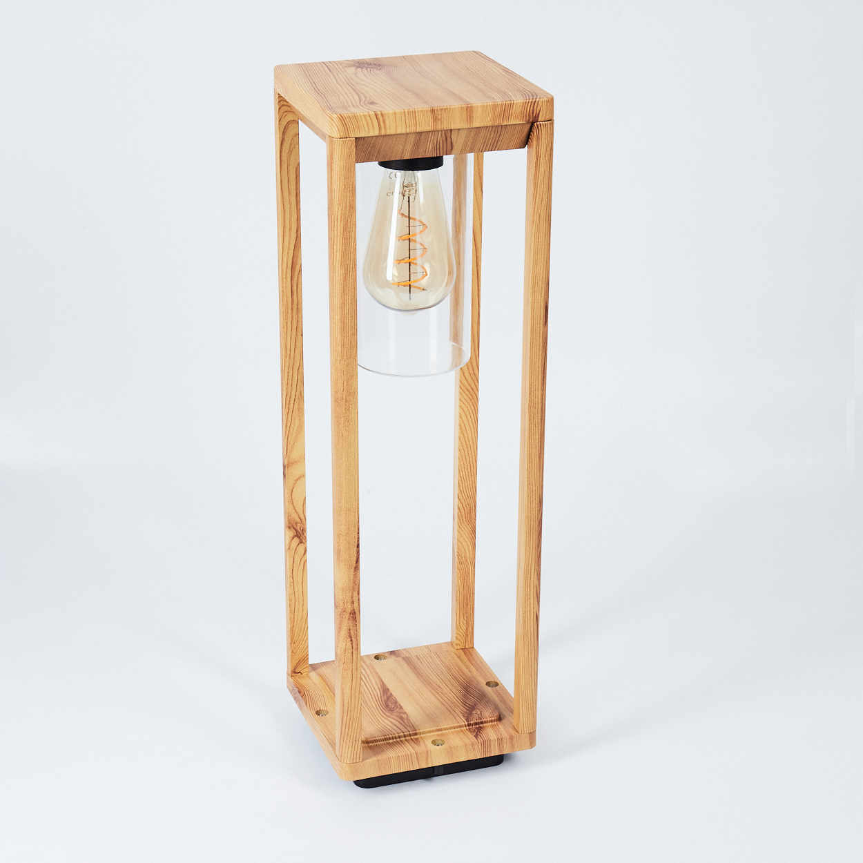 Holzlampe mit langer Glühbirne in einem Glaszylinder. Die Lampe steht auf weißem Hintergrund.