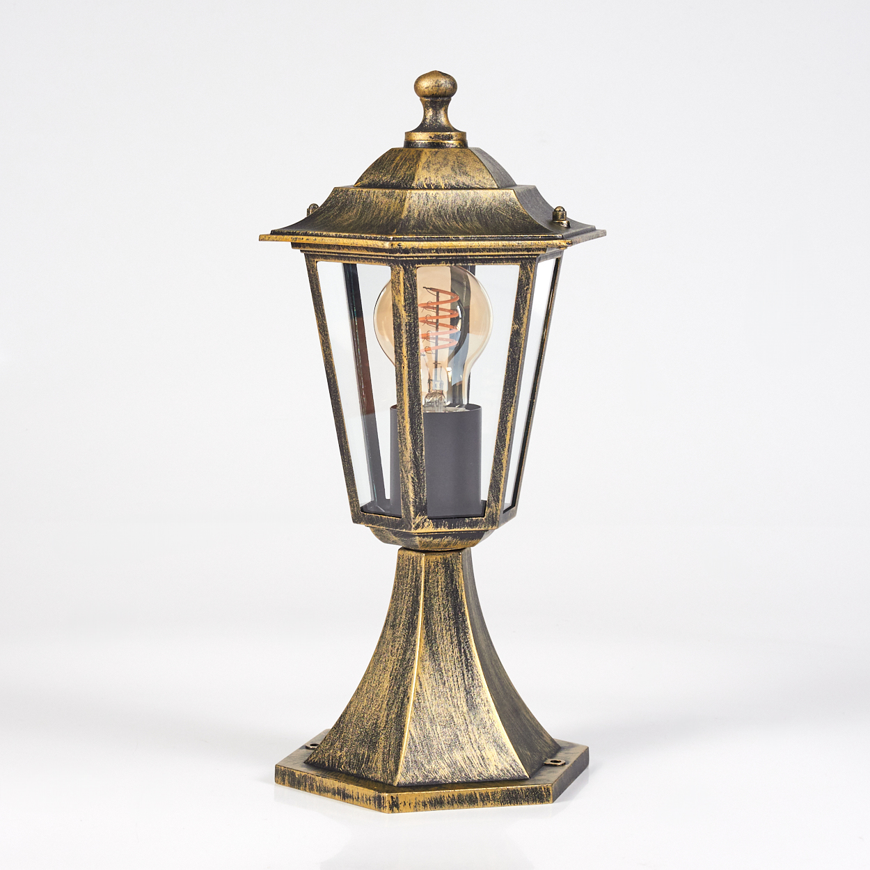 Außenlampe in Gold mit Glühbirne. Detaillierte Basis und Oberteil, auf weißem Hintergrund.
