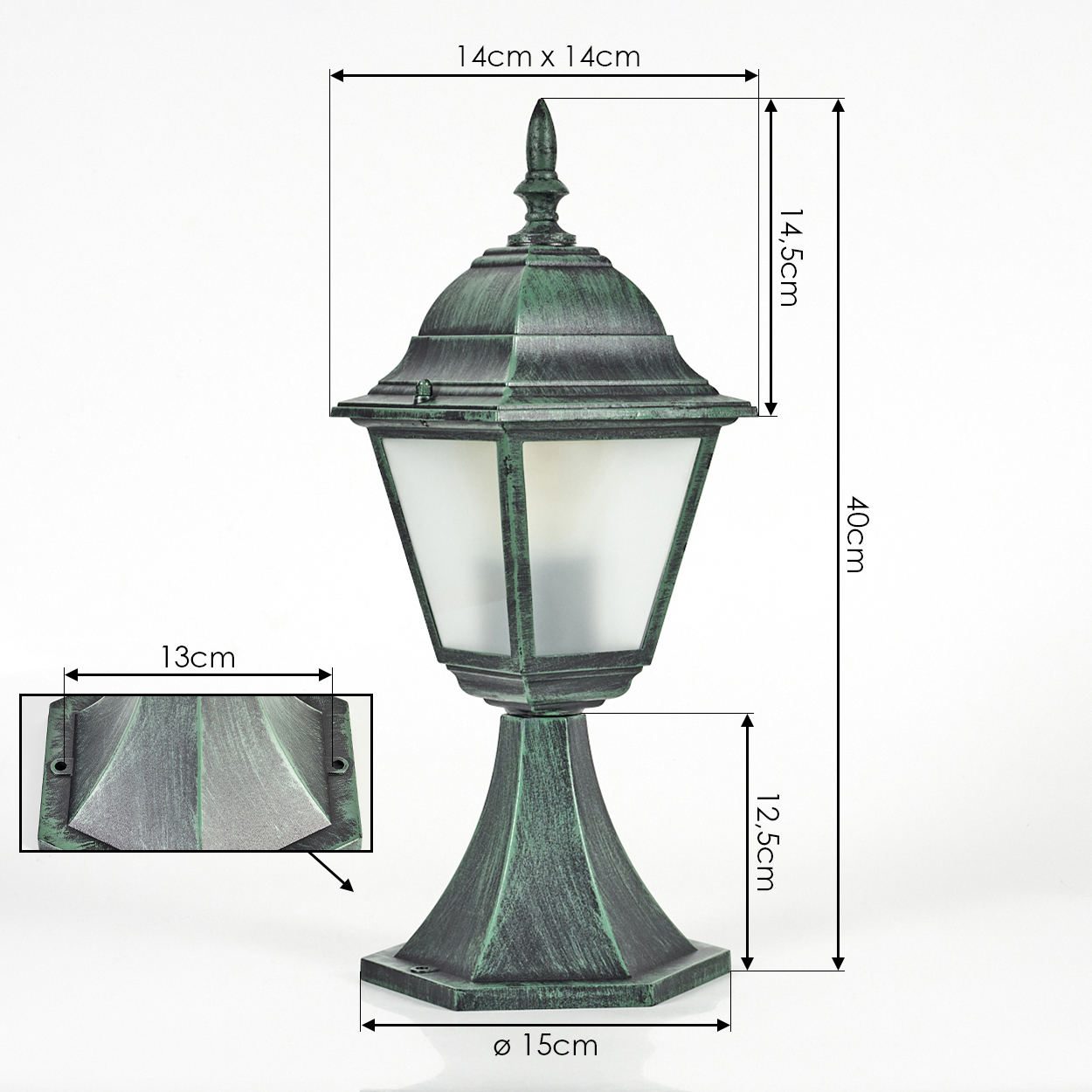 Grüne Außenlampe mit Maßen. Hat eine Glühbirne. Detailliertes Design. Auf weißem Hintergrund.