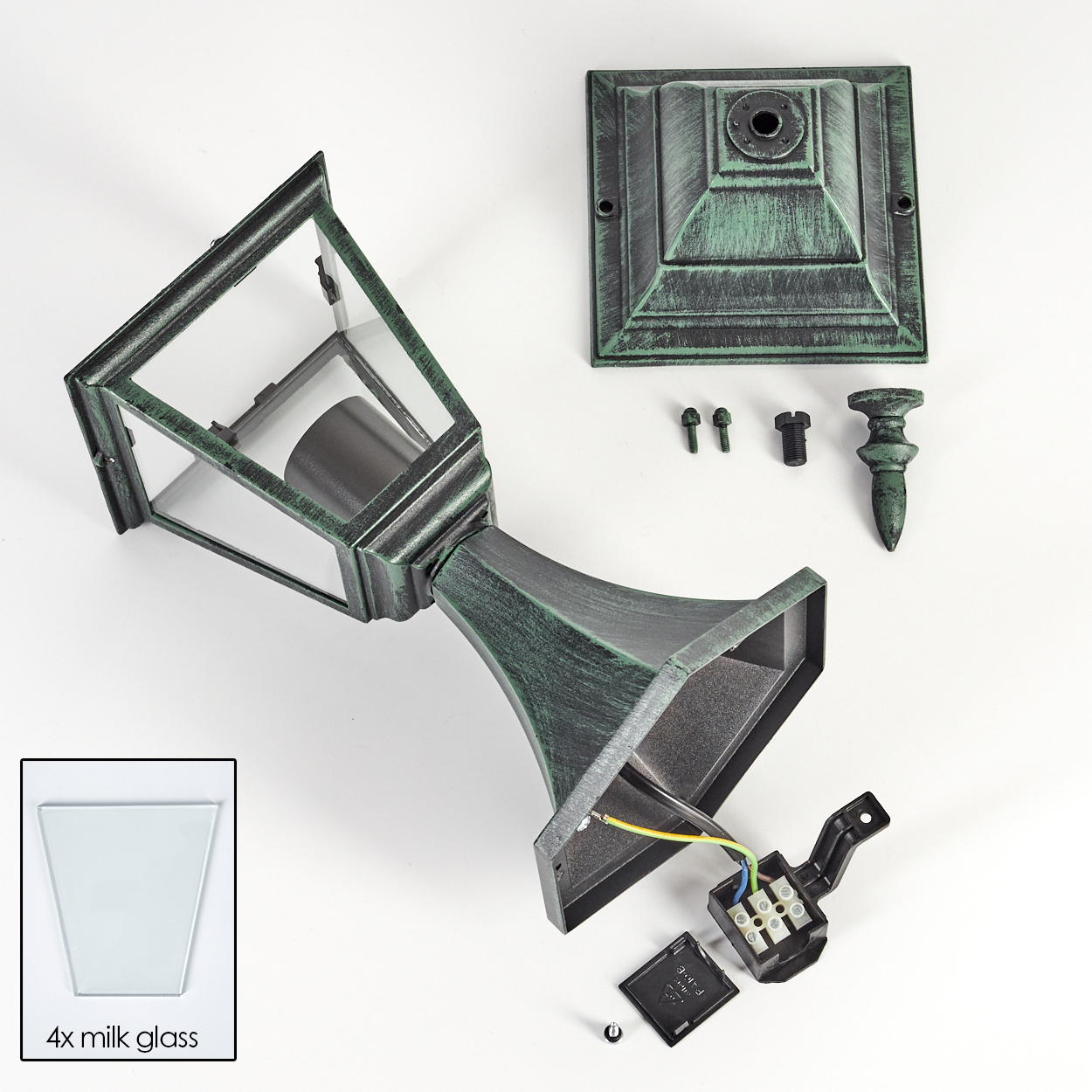 Zerlegte grüne Außenlampe mit Glasscheiben und Komponenten. Enthält Verkabelung und Schrauben.