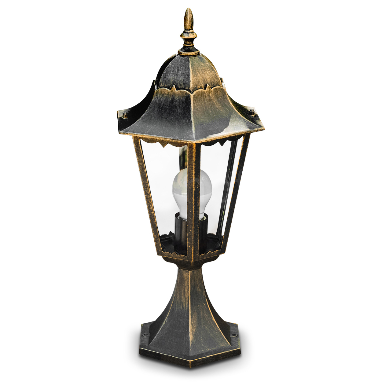 Eine Außenlampe mit dekorativer Spitze und einer Glühbirne im Inneren. Sie steht auf einem Sockel und hat ein gold-schwarzes Finish.
