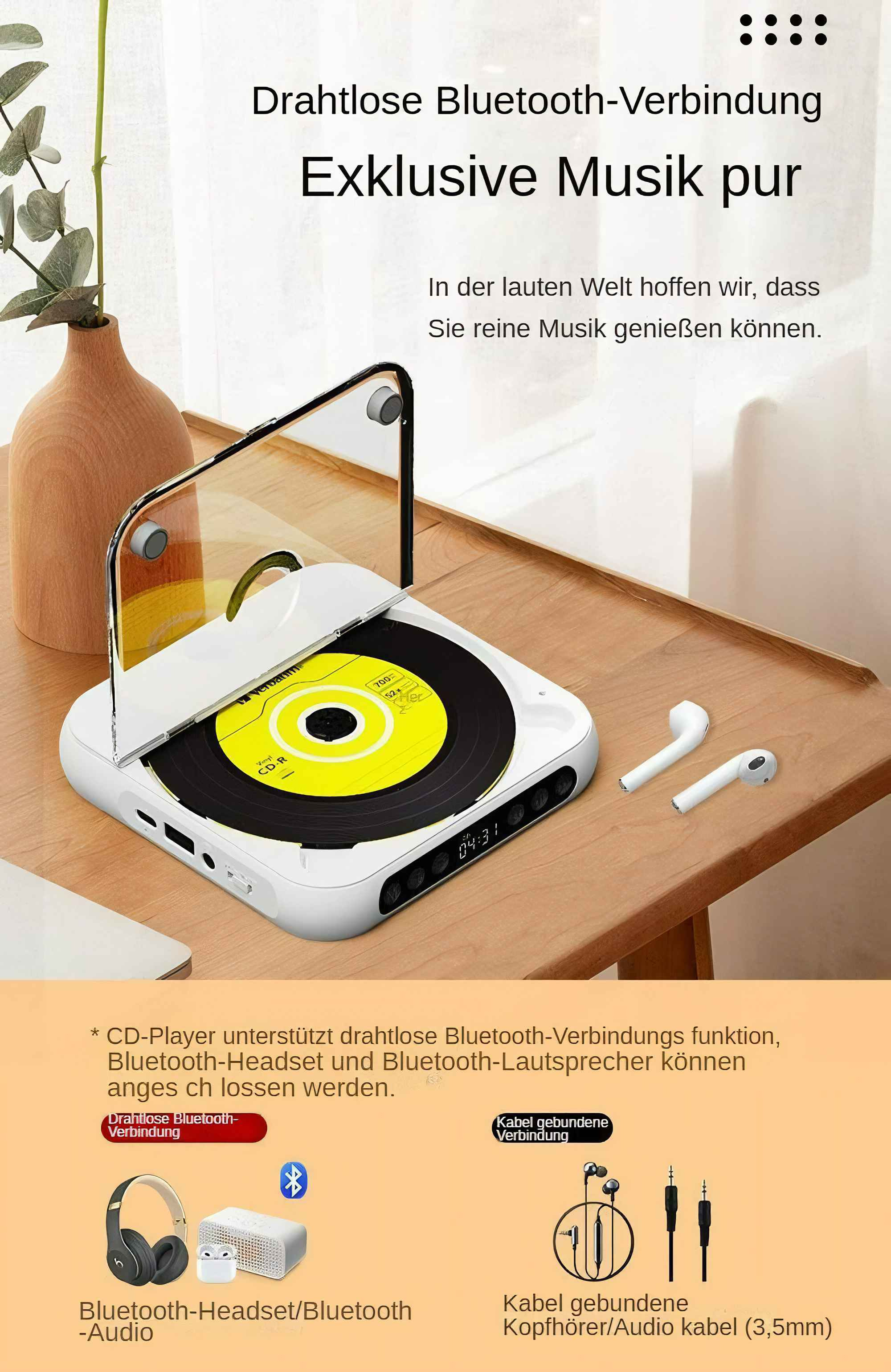Ein weißer tragbarer CD-Player steht auf einem Tisch. Er hat eine CD im Inneren, und der Deckel ist geöffnet. Kopfhörer und Ohrhörer sind in der Nähe.