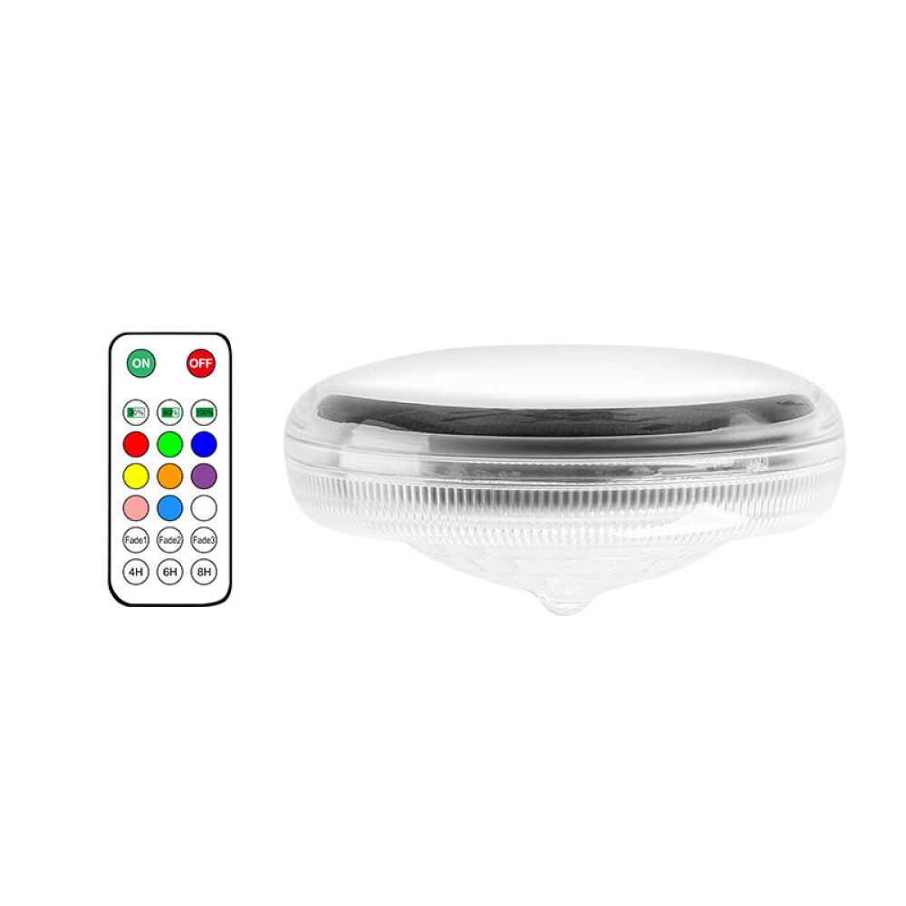 Eine schwimmende Lampe mit Fernbedienung. Die Lampe ist weiß und klar, die Fernbedienung hat Farboptionen.