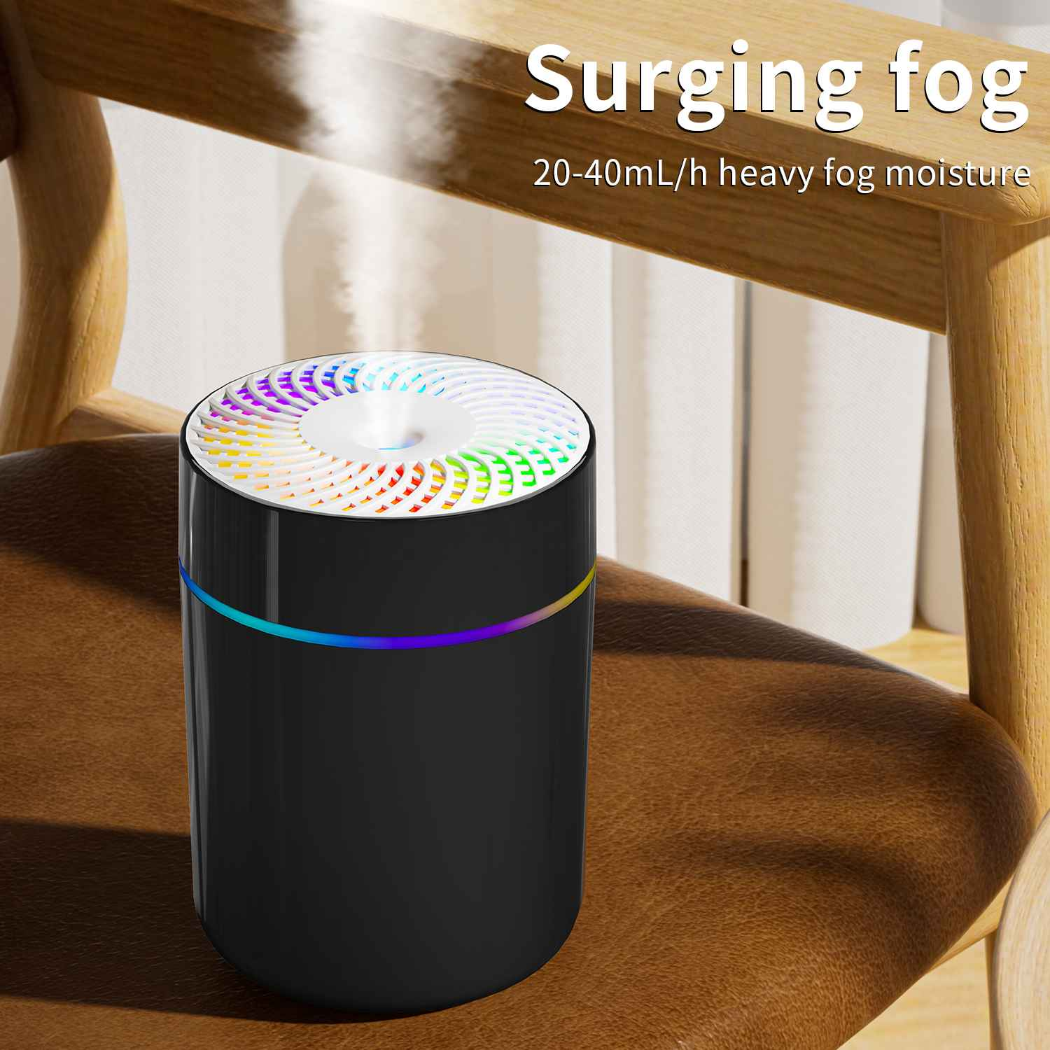 Schwarzer und farbenfroher Luftbefeuchter auf einem Holzstuhl, mit Regenbogenlicht von oben.