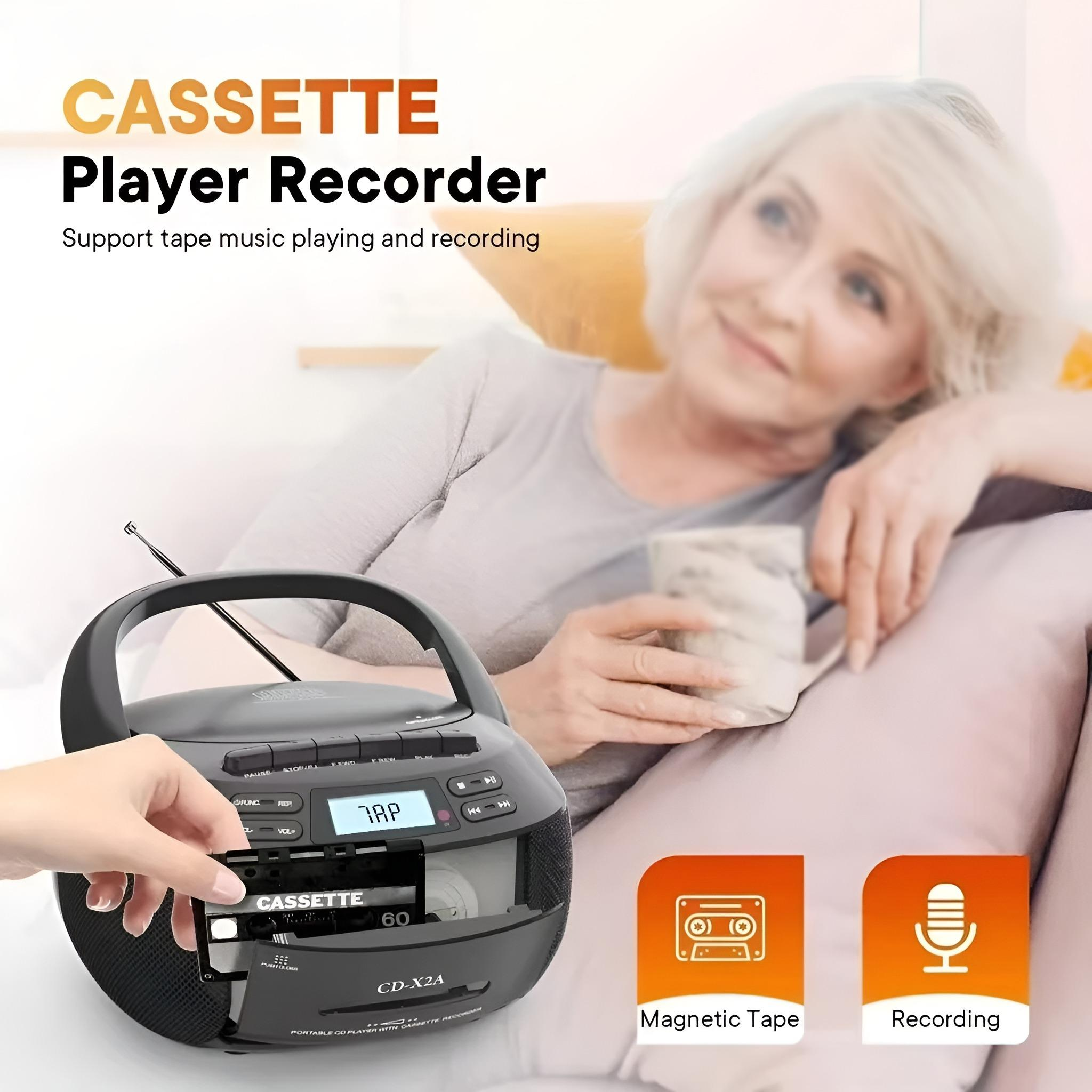 Ein Kassettenrekorder, bei dem eine Person eine Kassette einlegt.