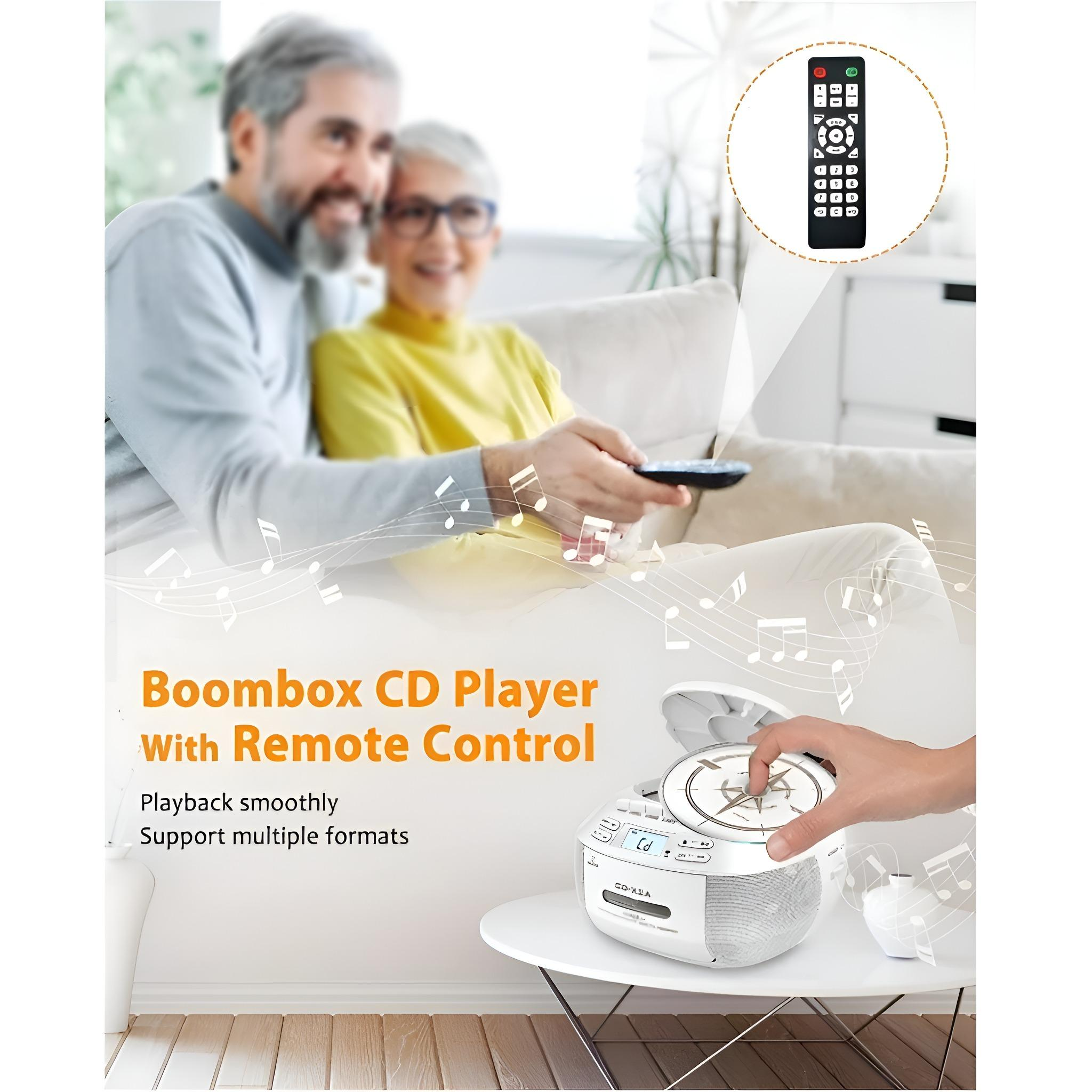 Älteres Paar mit CD-Player, Fernbedienung in der Hand, Player offen. Noten um den Player.