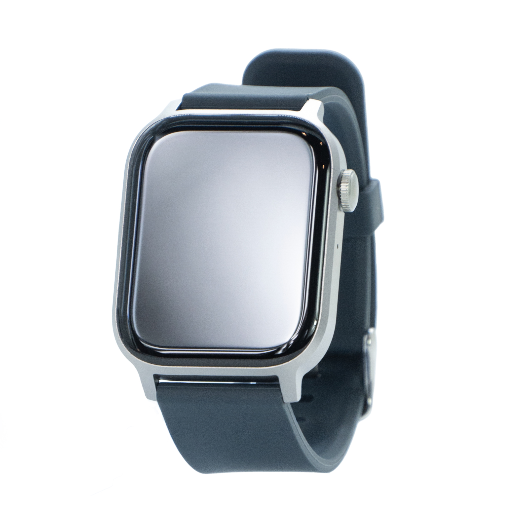 Smartwatch ze srebrną ramką i ciemnoniebieskim paskiem. Ekran jest pusty i błyszczący.