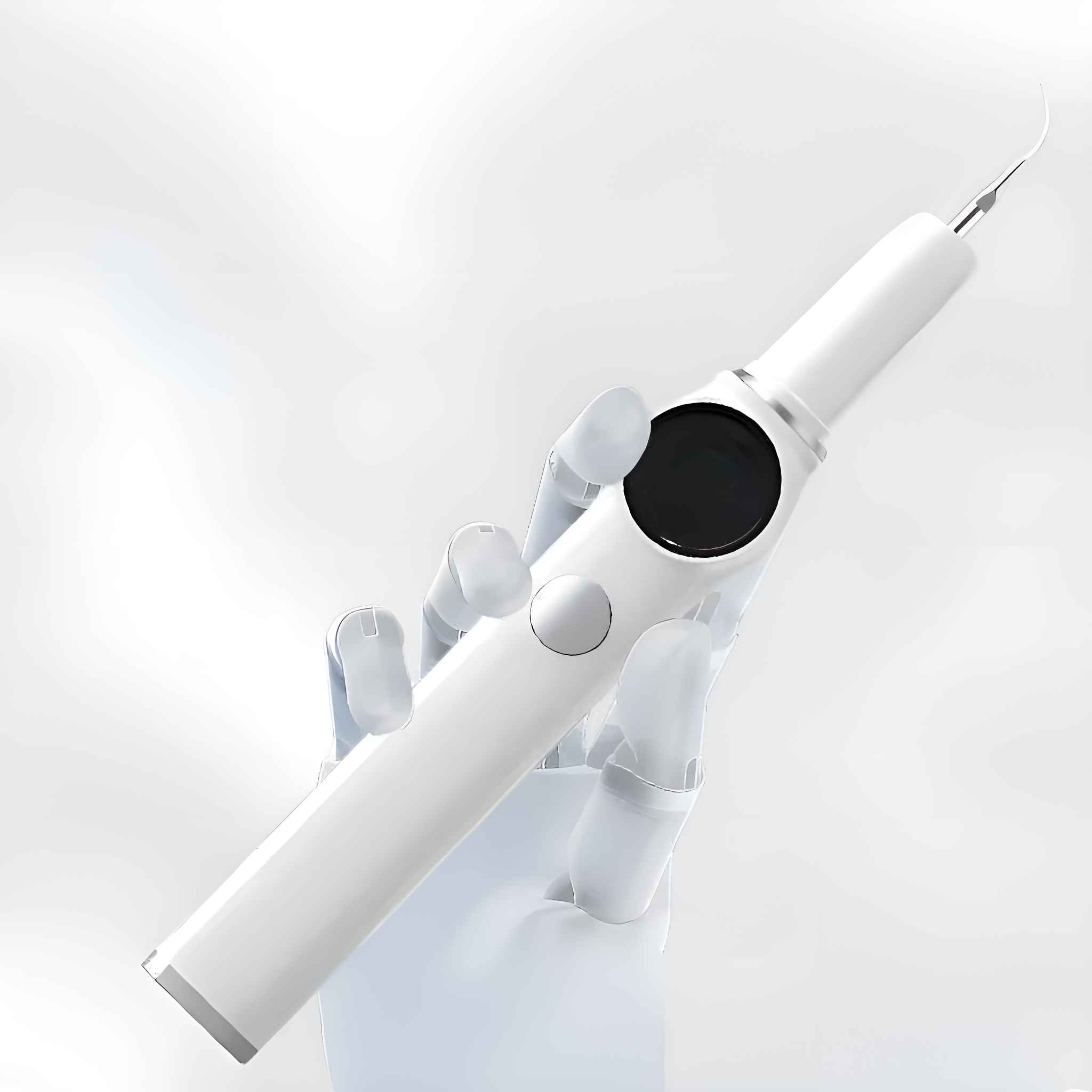 Weißer Zahnsteinentferner, gehalten von einer Roboterhand. Der Scaler hat eine spitze Spitze und einen schwarzen Knopf.
