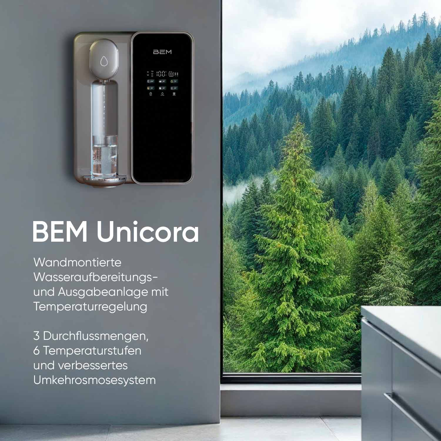 Ein Wand-Wasserdispenser mit Digitalanzeige und einem Fensterblick auf einen Wald.