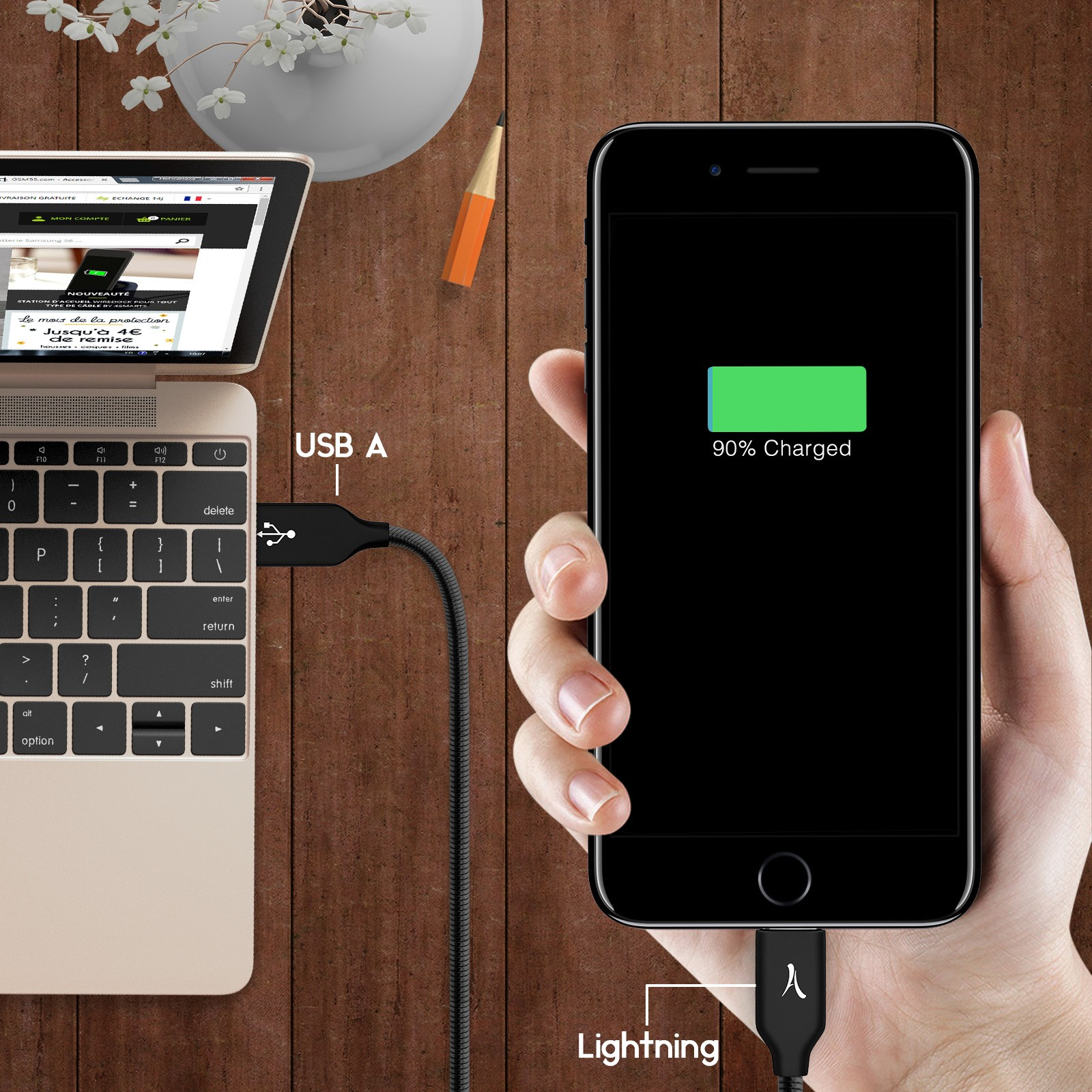 Un ordinateur portable, un téléphone en charge et un câble les reliant. Le téléphone affiche 90% chargé, et le câble est marqué.