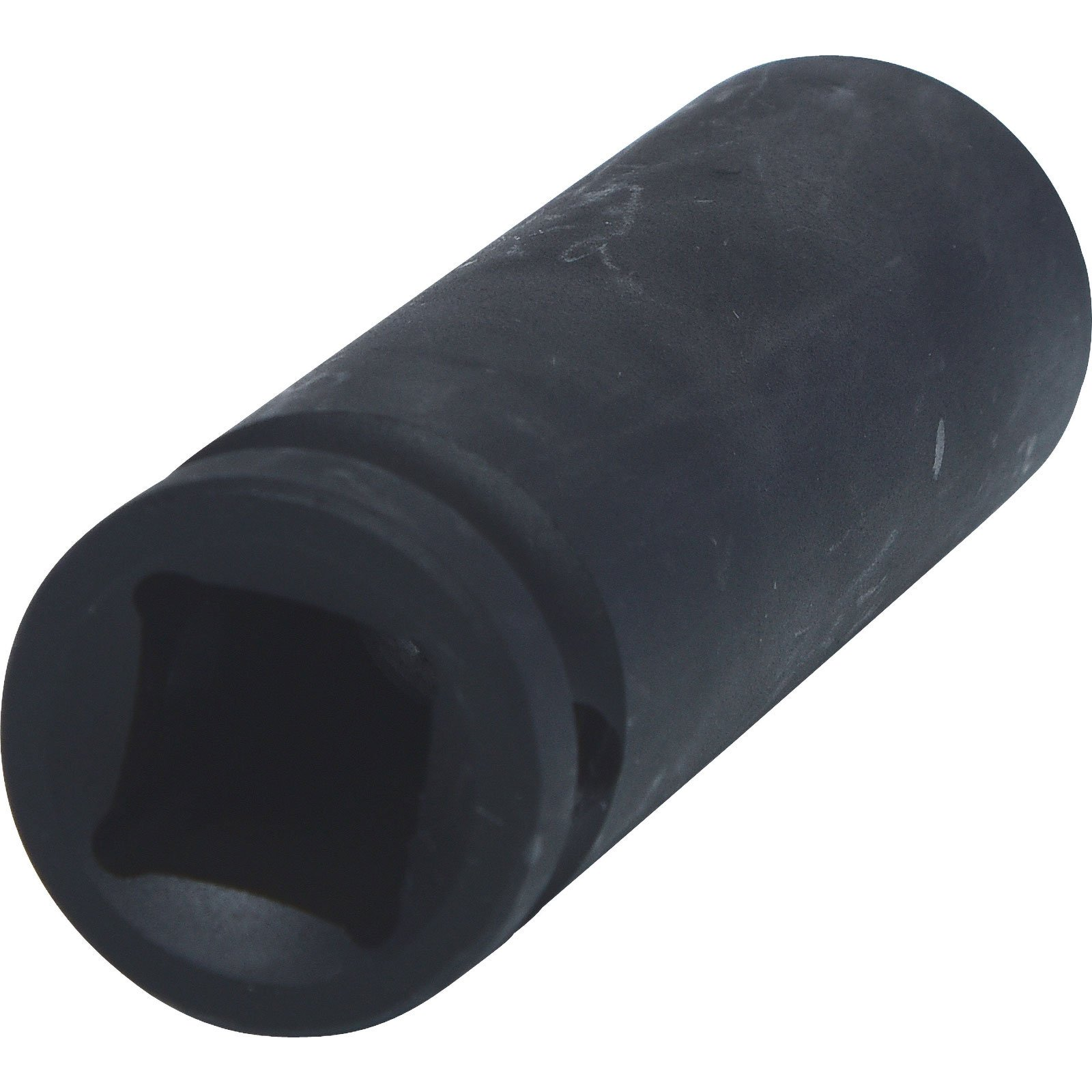 Czarny metalowy klucz nasadowy. Cylindryczny kształt z kwadratowym otworem.