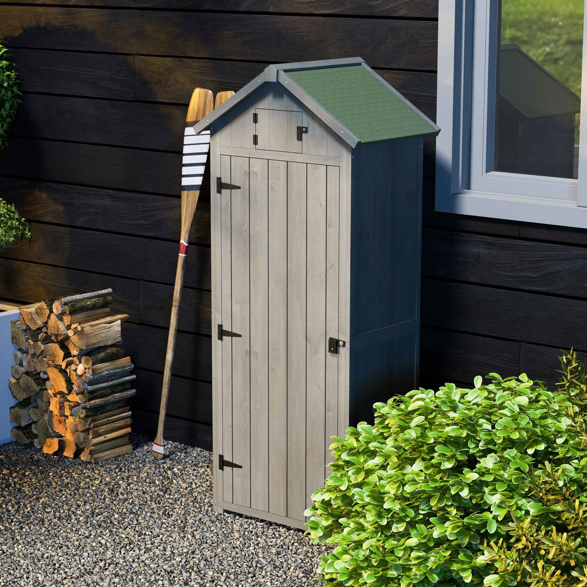 Ein hölzernes Gartenhaus mit grünem Dach, das in einer Gartenszene steht.
