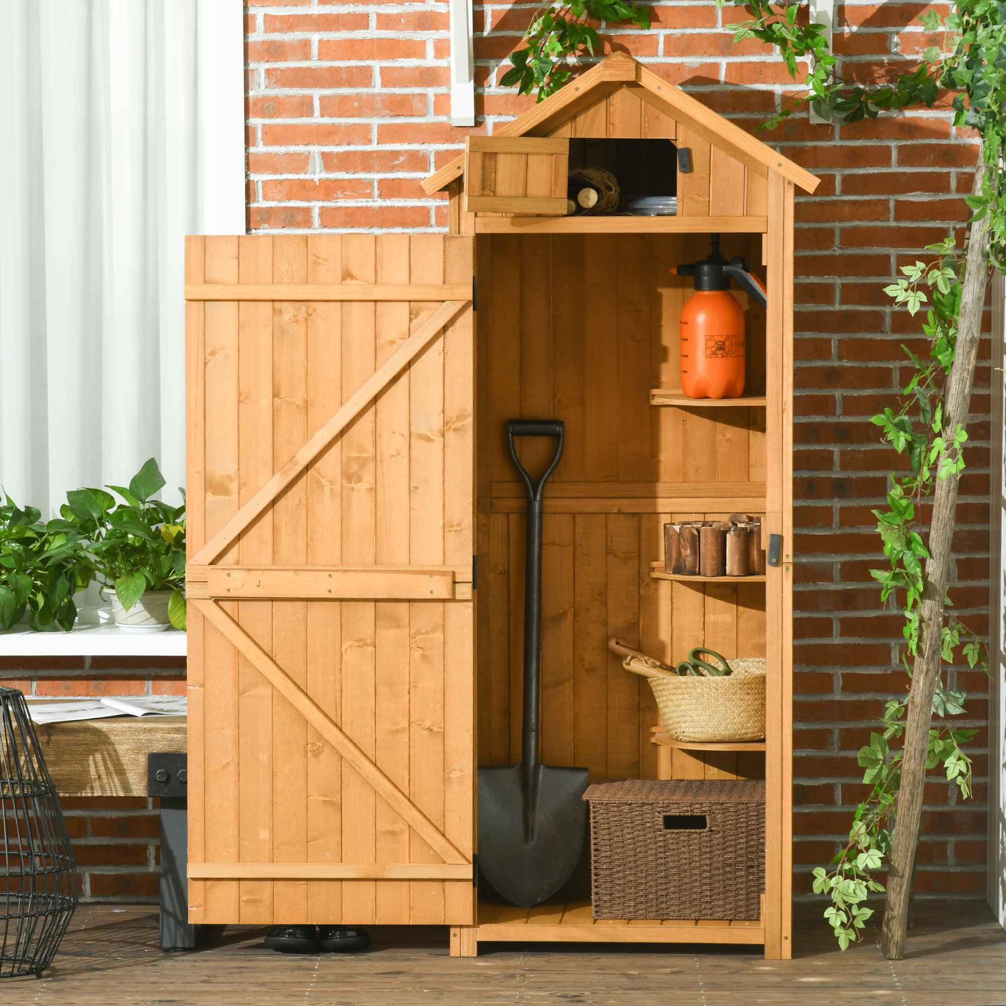 Holzschuppen mit offener Tür. Im Inneren Schaufel, Spritze und Regale mit Werkzeugen.