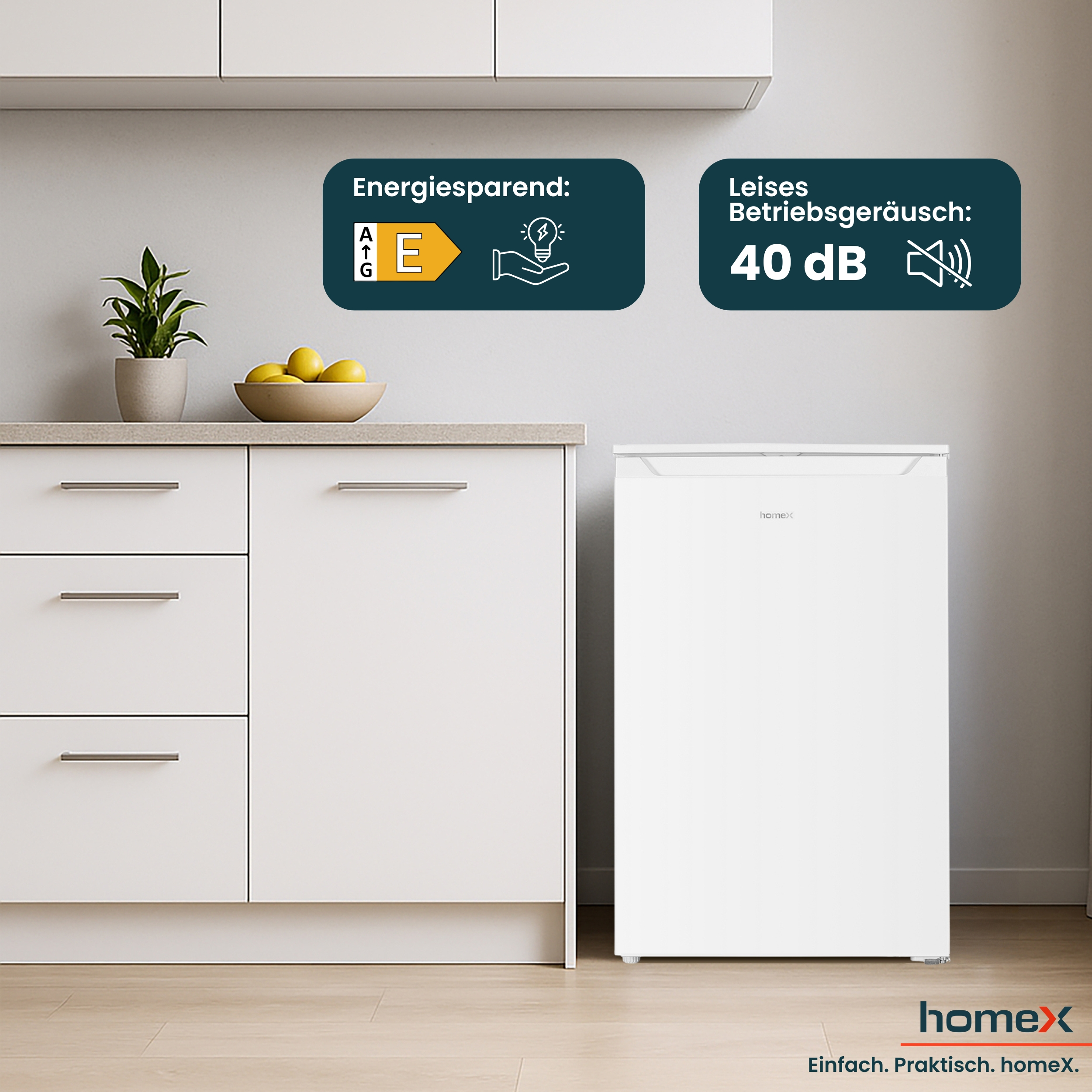 Ein weißer Kühlschrank mit Text 'homeX' und Energieeffizienz. Ein Schrank mit Zitronen links.