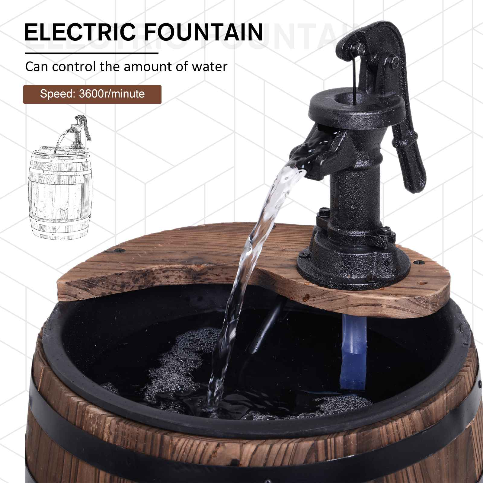 Ein elektrischer Brunnen mit schwarzer Pumpe, Wasser fließt in ein Holzfass. Das Fass steht auf einem Holzsockel.