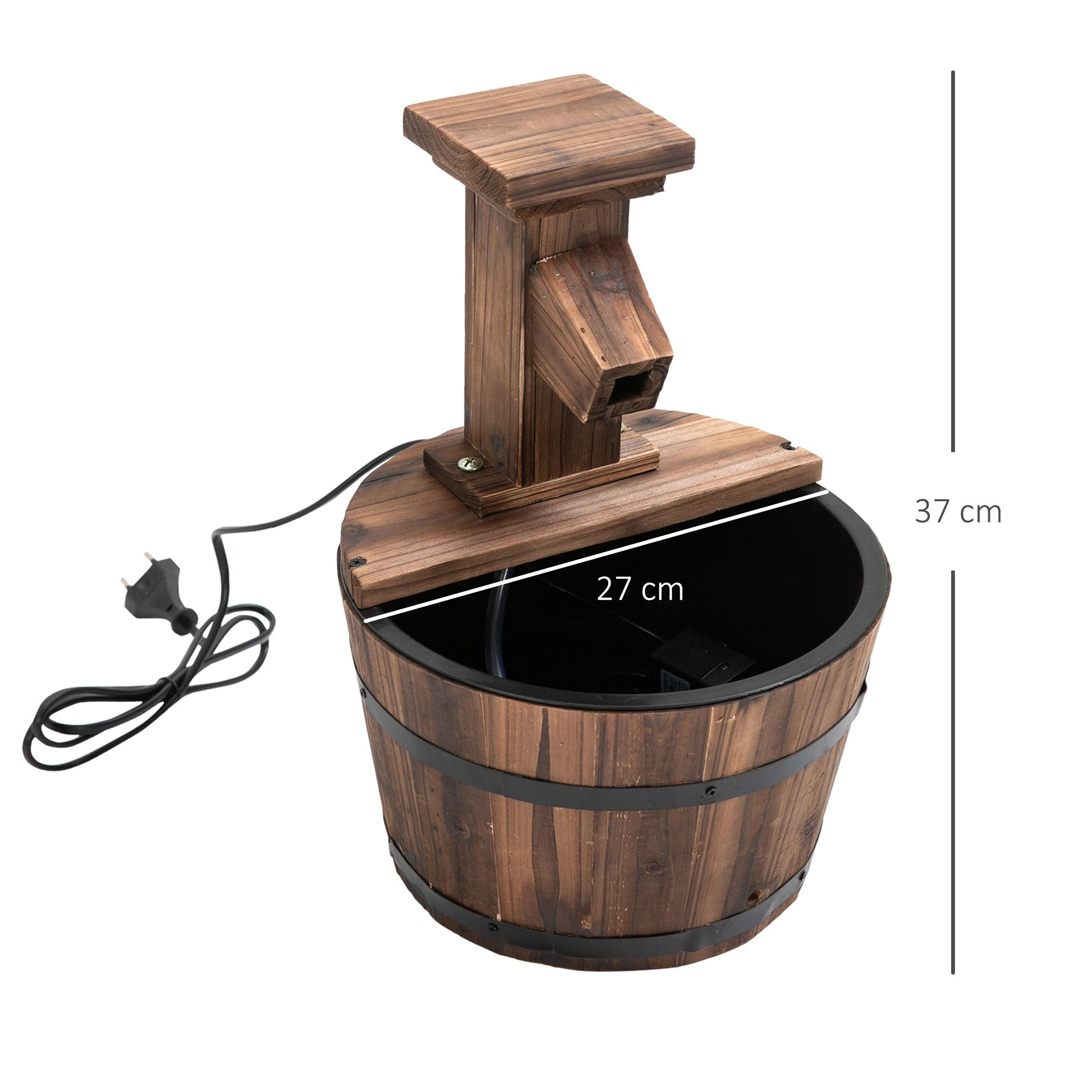 Holzfassbrunnen mit Pumpe und Stromkabel, mit angezeigten Abmessungen.