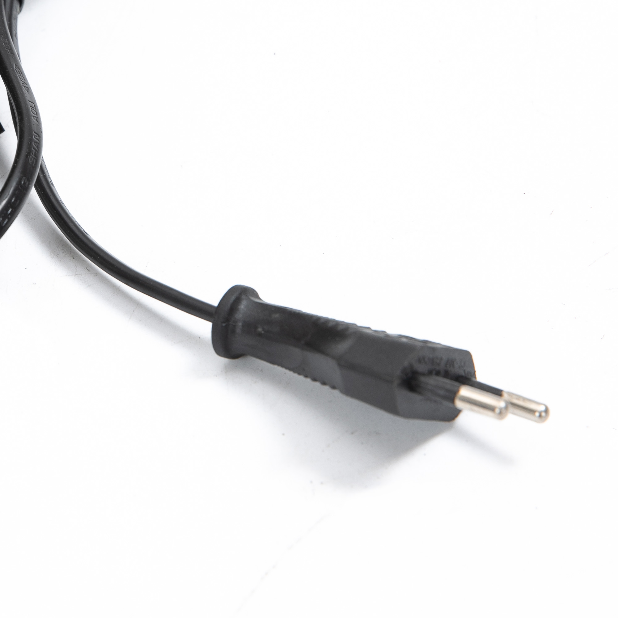 Ein schwarzer Netzstecker mit zwei Stiften.