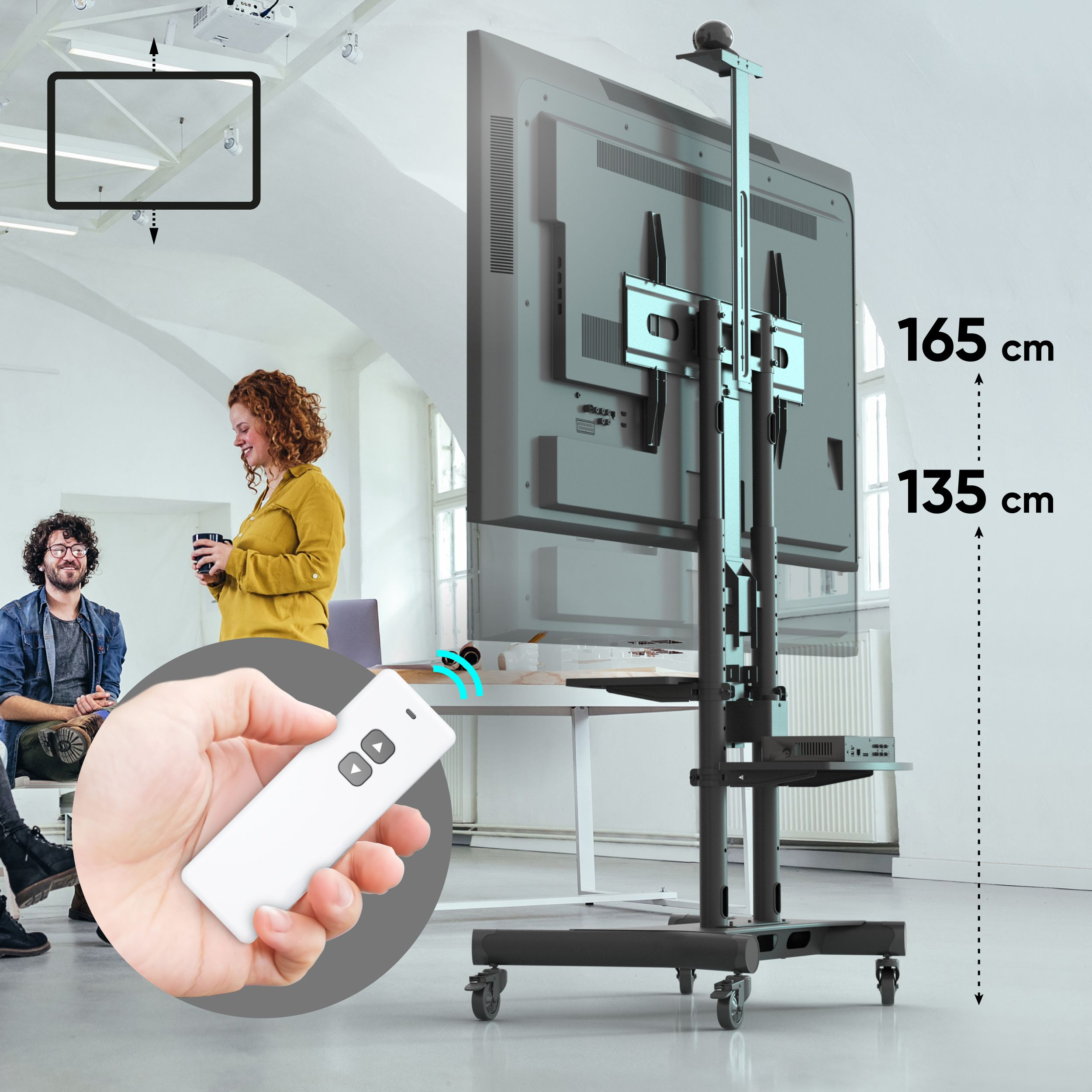 Ludzie w pokoju ze stojakiem pod telewizor, używający pilota do regulacji wysokości ekranu.