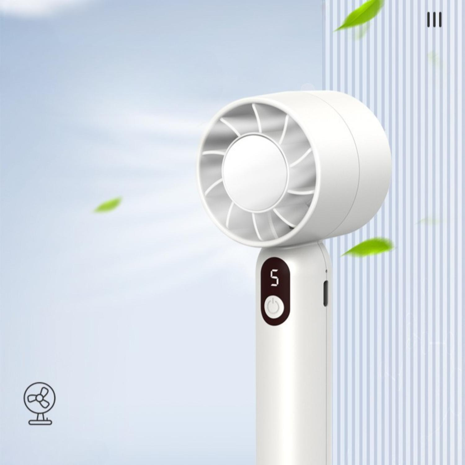 Ein weißer tragbarer Ventilator mit digitaler Anzeige, die '5' anzeigt. Der Ventilator hat einen runden Kopf und einen langen Griff.
