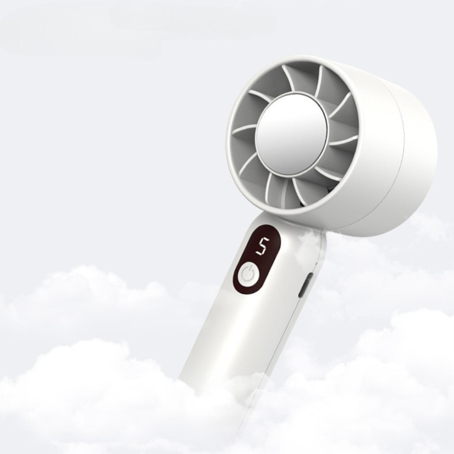 Ein weißer Handventilator mit Digitalanzeige '5'. Es ist von Wolken umgeben.