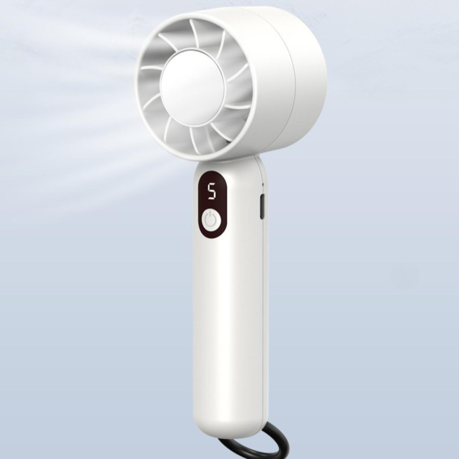 Ein weißer tragbarer Ventilator mit der Zahl '5' auf dem Display. Unten befindet sich ein schwarzes Kabel.