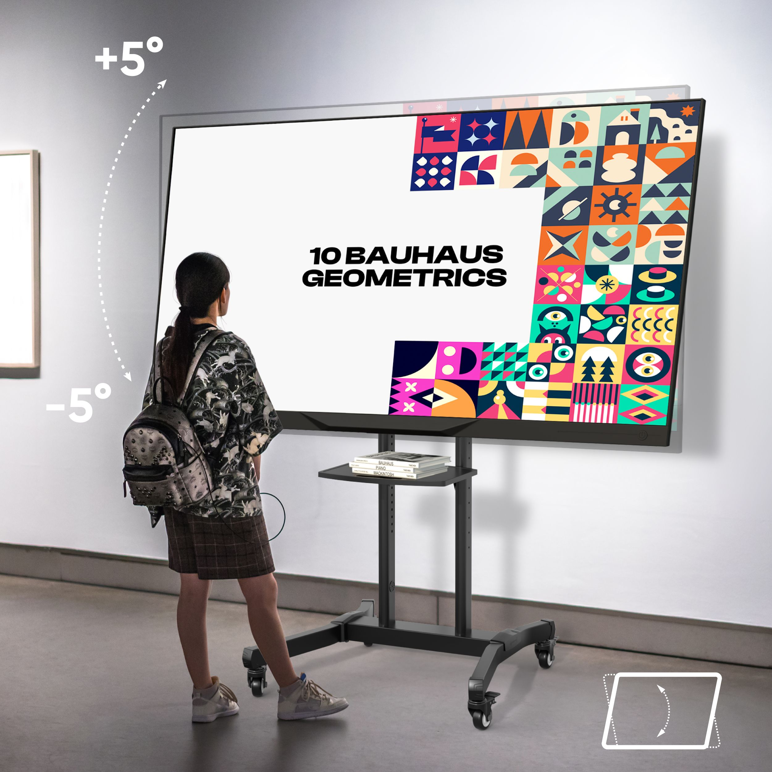 Kobieta stoi przed dużym ekranem z geometrią Bauhaus, z pochyleniem +5 i -5 stopni.