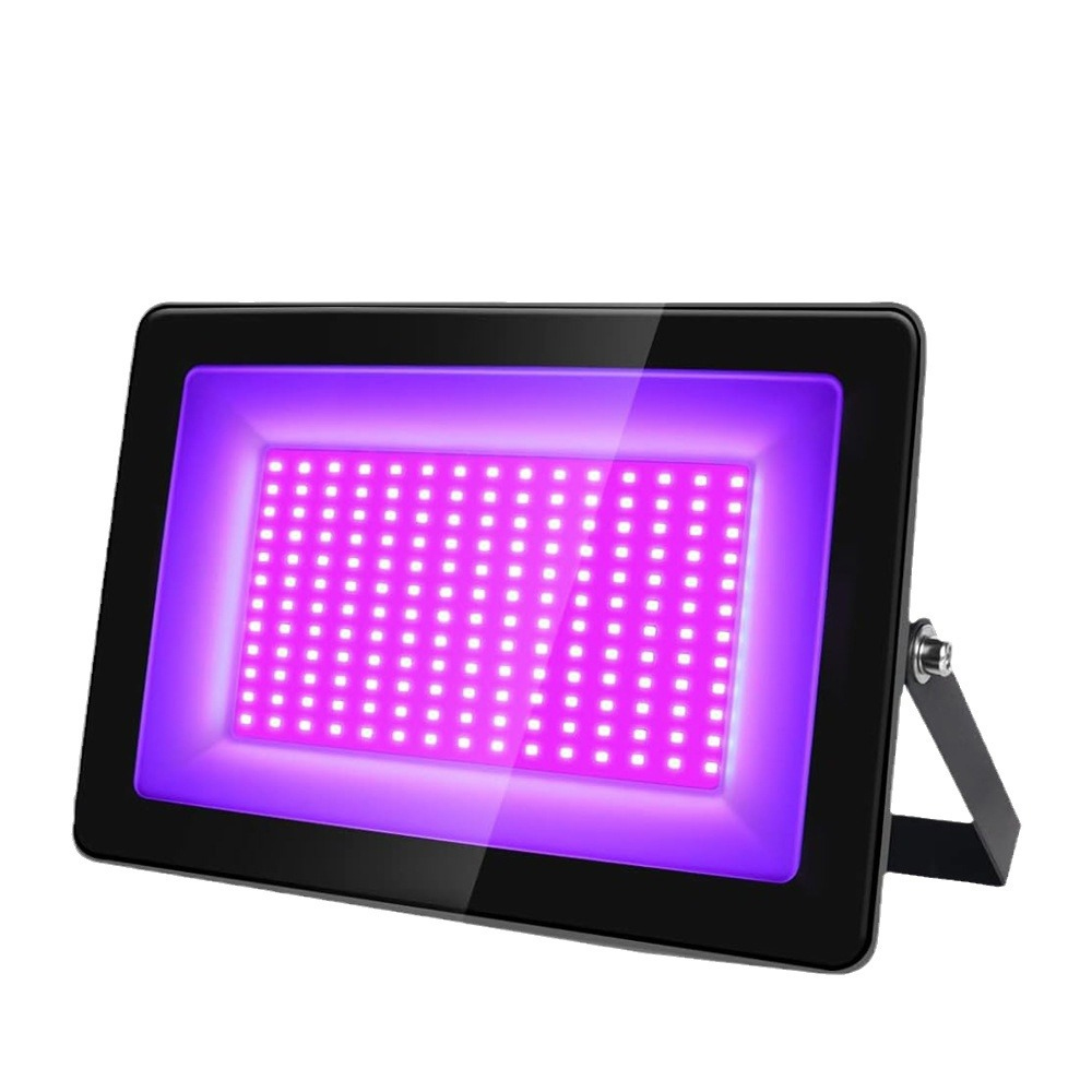 Eine schwarz-violette LED-Leuchte. Das Licht ist rechteckig mit vielen kleinen Lichtern im Inneren. Es hat einen Ständer.