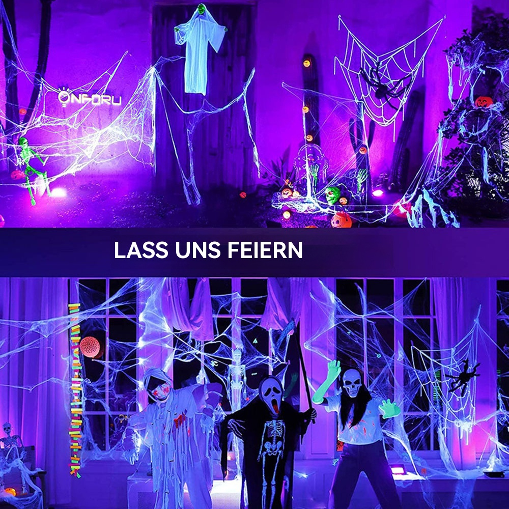 Halloween-Dekorationen in und außerhalb eines Hauses. Menschen in Kostümen sind in der unteren Szene.