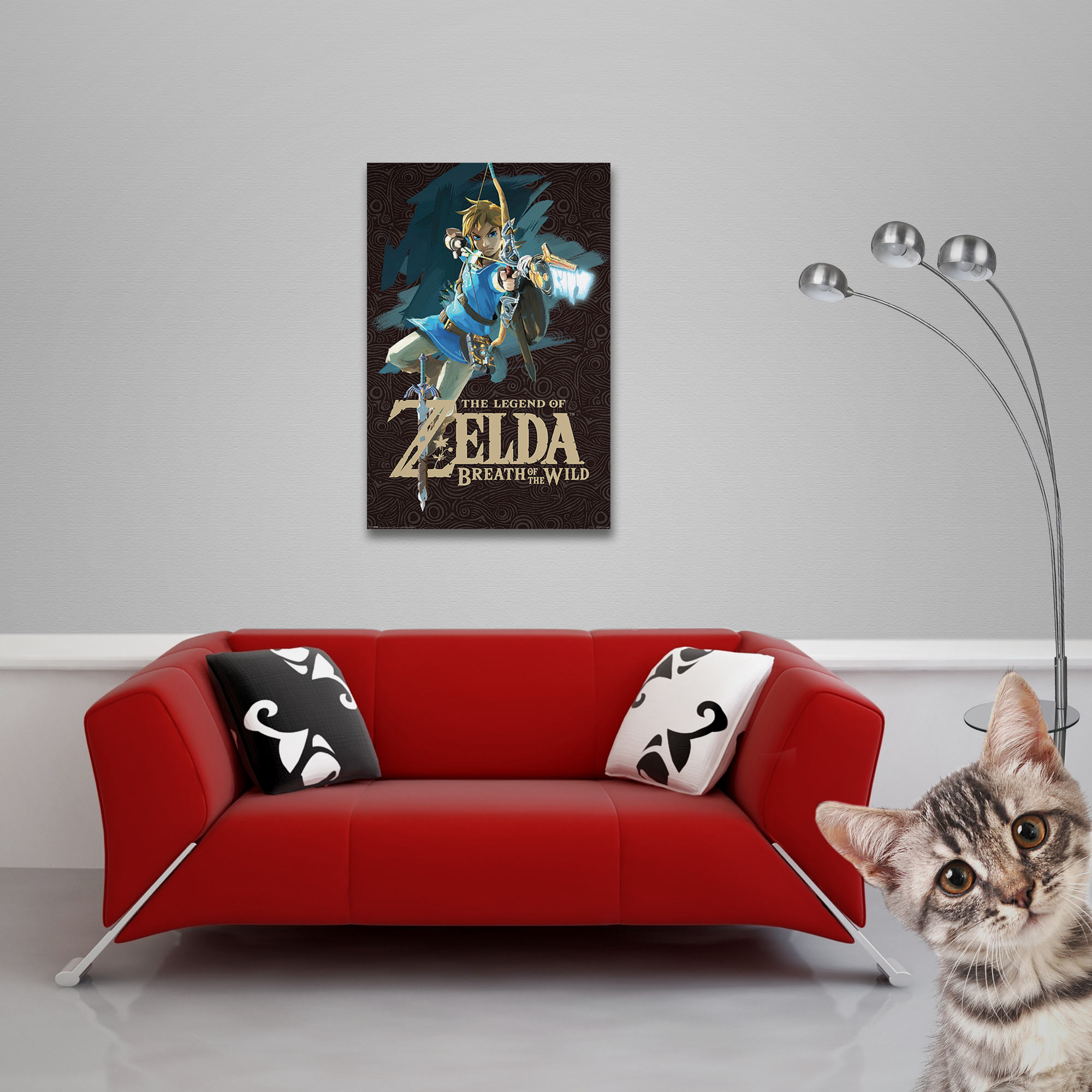 Rote Couch mit Zelda-Poster. Eine Katze schaut zur Kamera.