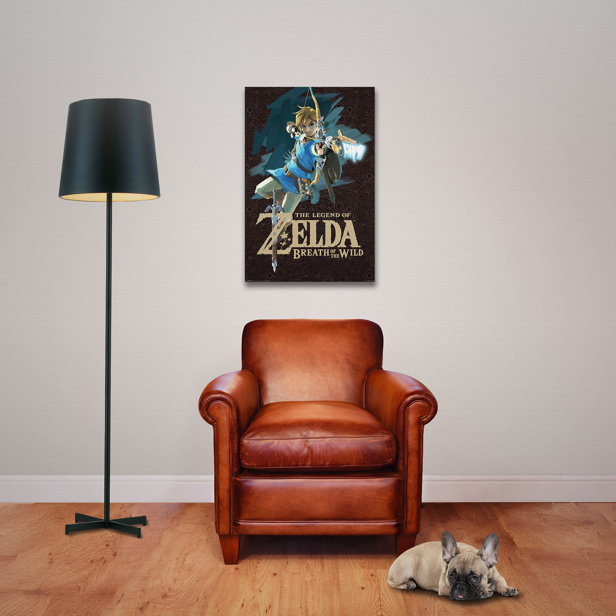 Zelda-Poster über einem braunen Ledersessel. Eine schwarze Stehlampe steht daneben.