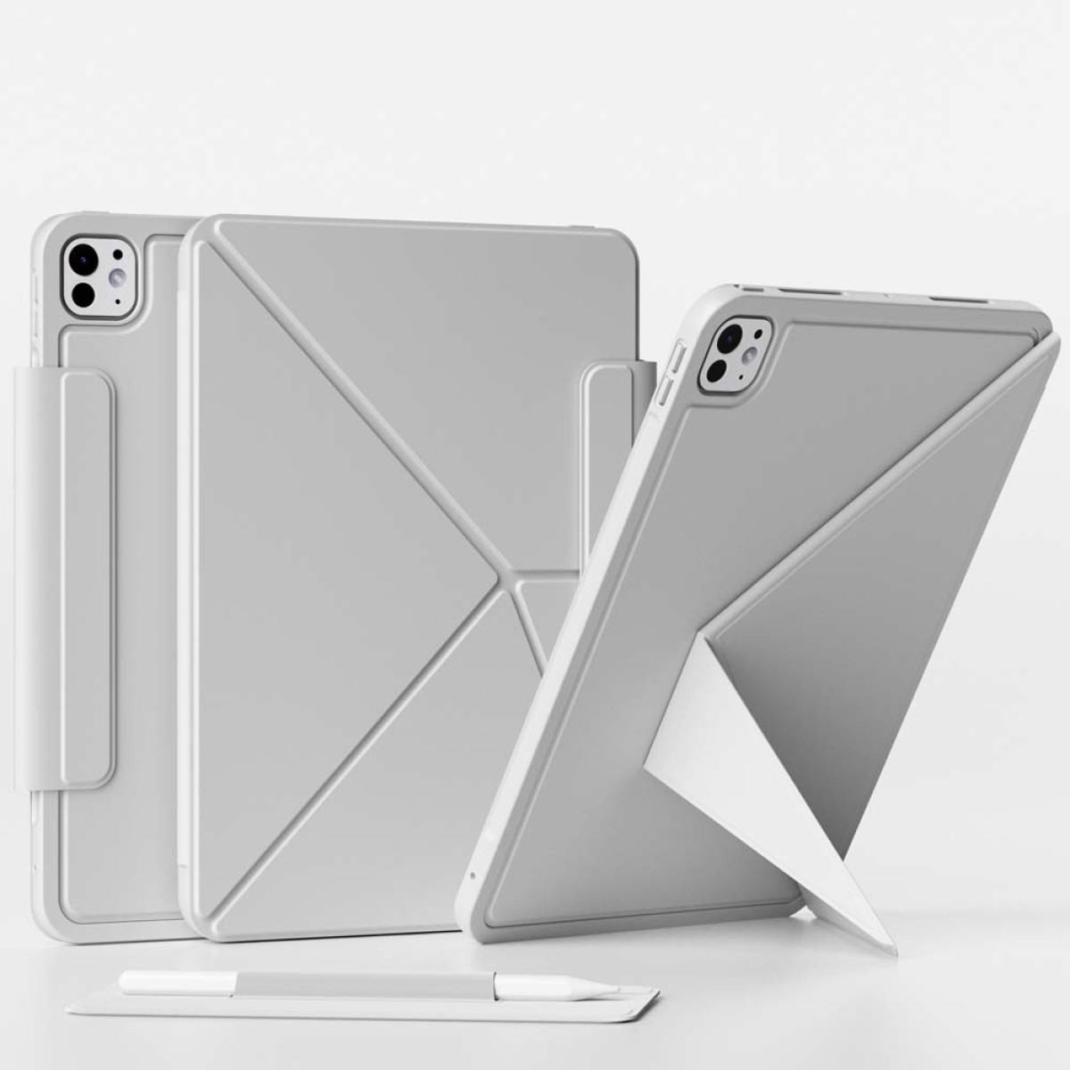 Sono visualizzati due iPad con copertine bianche, uno in piedi con una copertina piegata come supporto e una matita sotto.