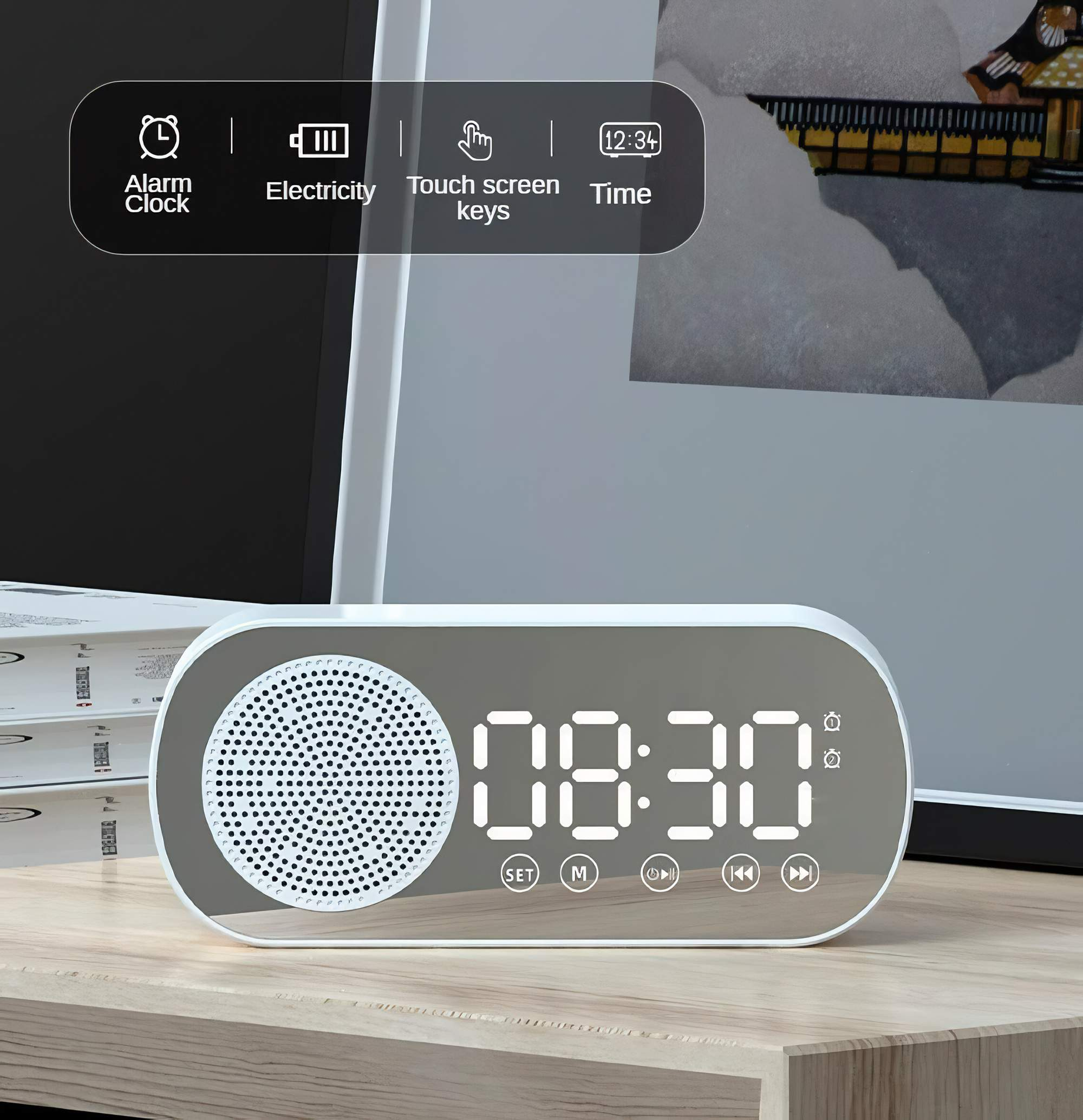 Digitaler Wecker mit Spiegelfläche, zeigt 08:30 an. Symbole zeigen Alarm, Batterie, Touchscreen und Zeit.