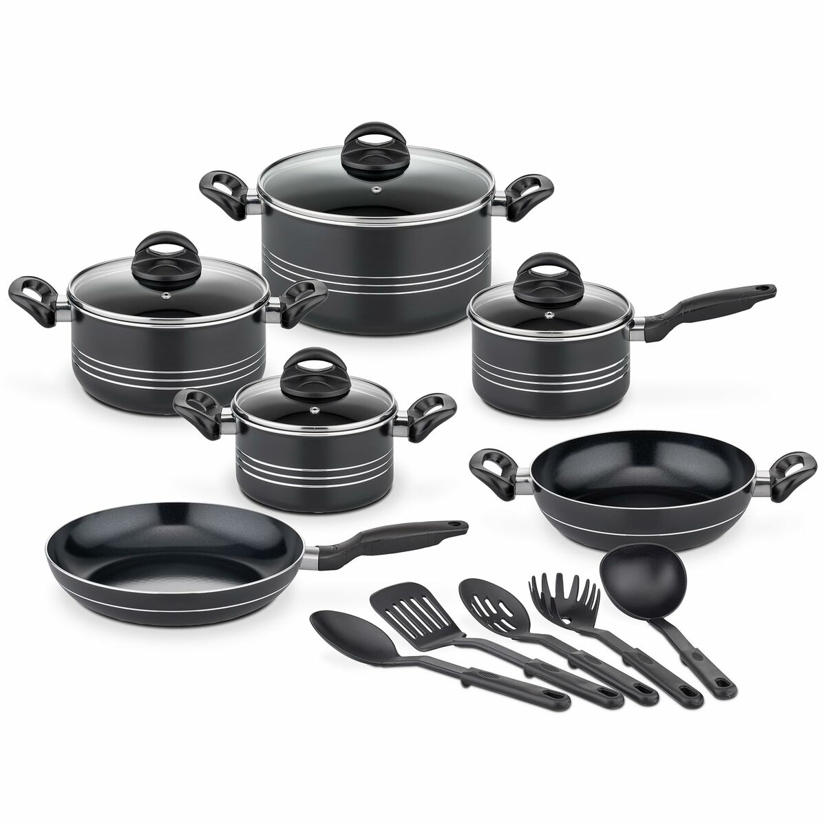 Ein Set aus schwarzem Kochgeschirr mit Töpfen, Pfannen und Kochutensilien, angeordnet auf weißem Hintergrund.