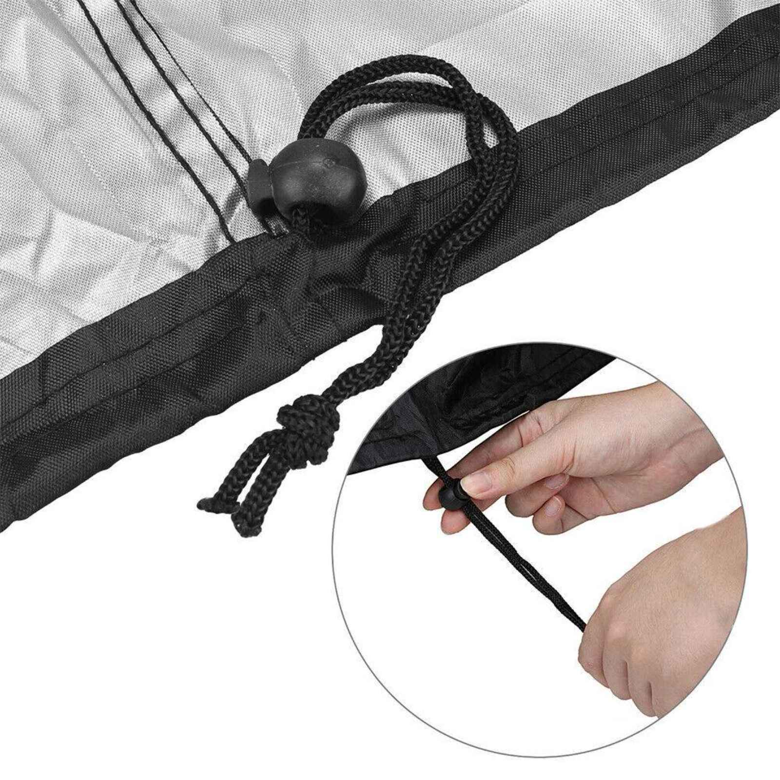 Hand zieht einen schwarzen Kordelzug an einer Abdeckung. Die Abdeckung ist schwarz und silber. Ein schwarzer Knoten und Ball sind sichtbar.