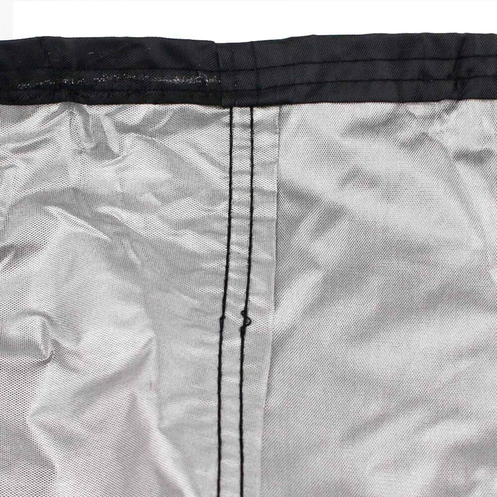 Nahaufnahme eines silberfarbenen Stoffes mit schwarzen Nähten, Teil einer Stuhlhusse, die Nähte und Textur zeigt.