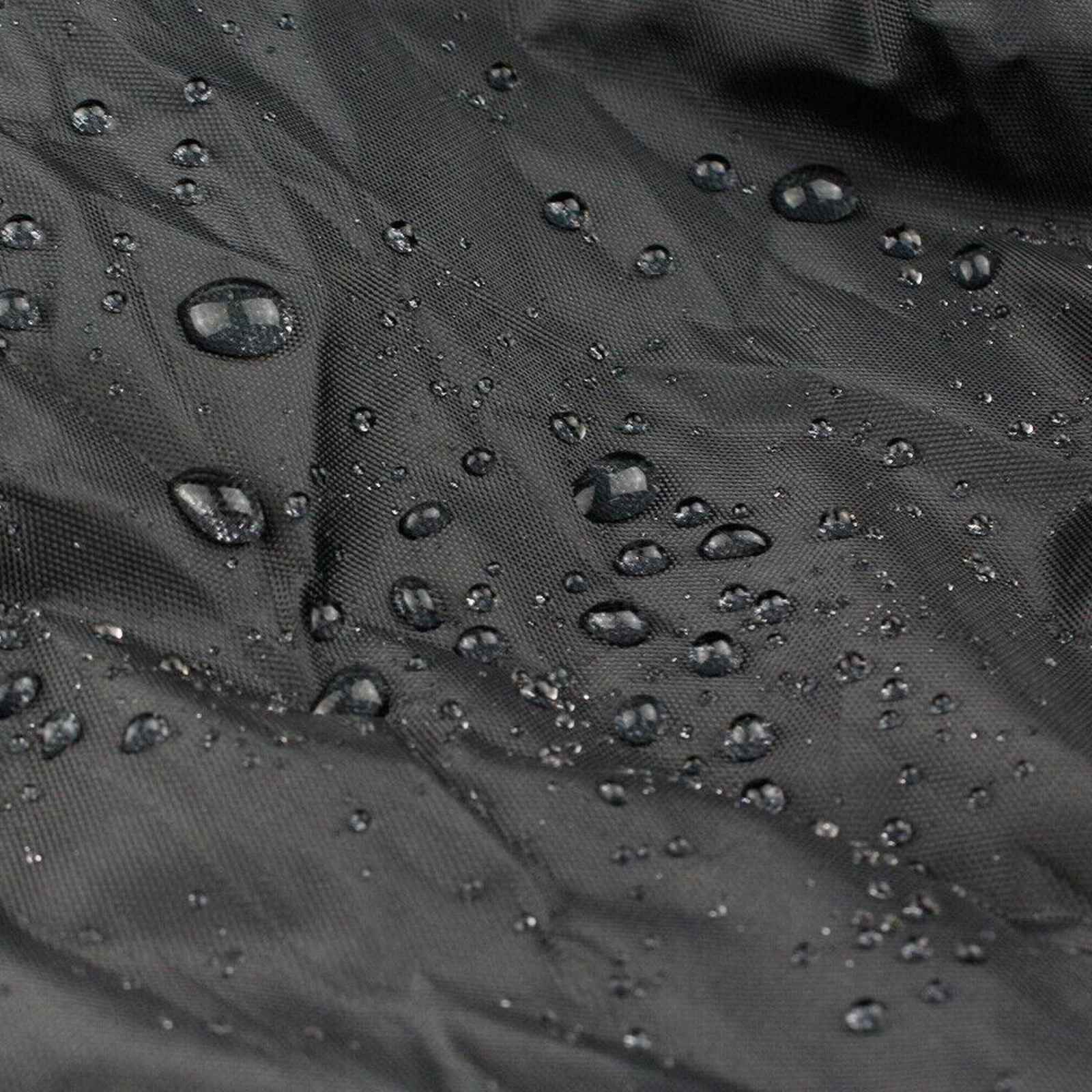 Nahaufnahme von schwarzem Stoff mit Wassertropfen, der Wasserbeständigkeit und Textur demonstriert.