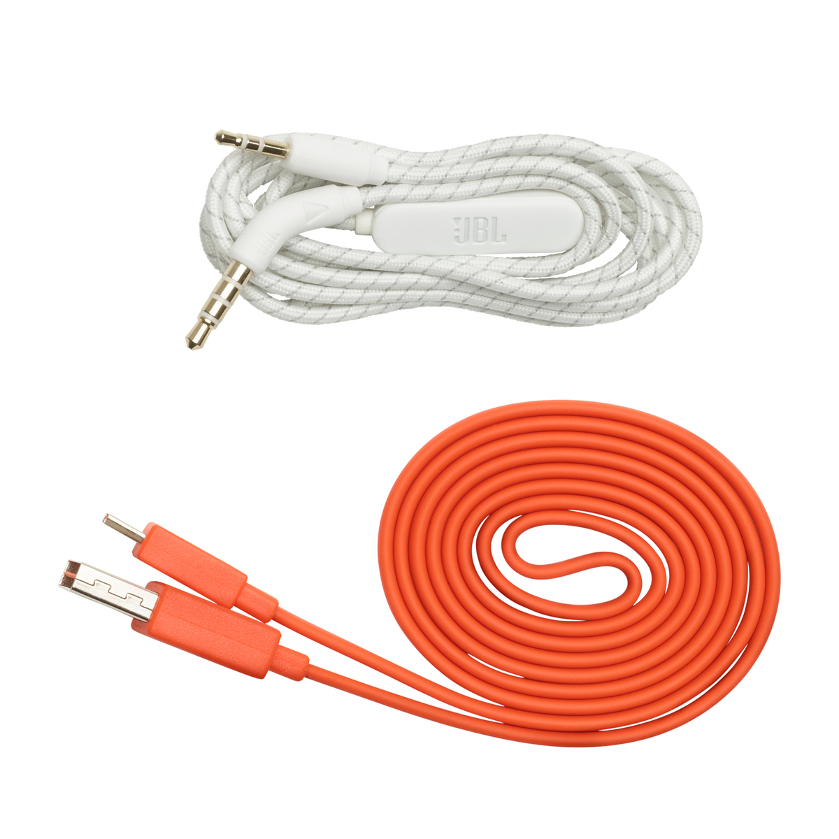 Białe i pomarańczowe kable. Kable na białym tle. Górny kabel ma logo JBL.