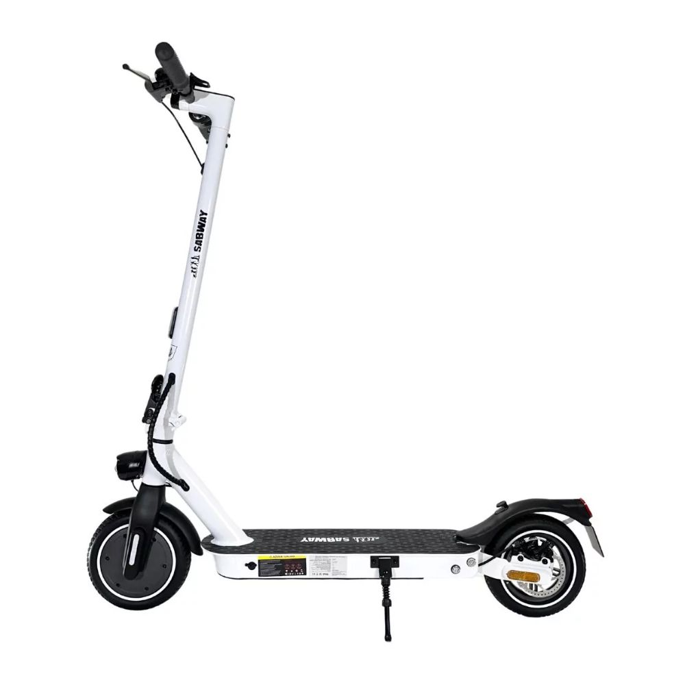 Patinete eléctrico blanco. Ruedas y detalles negros. El patinete está sobre un fondo blanco.