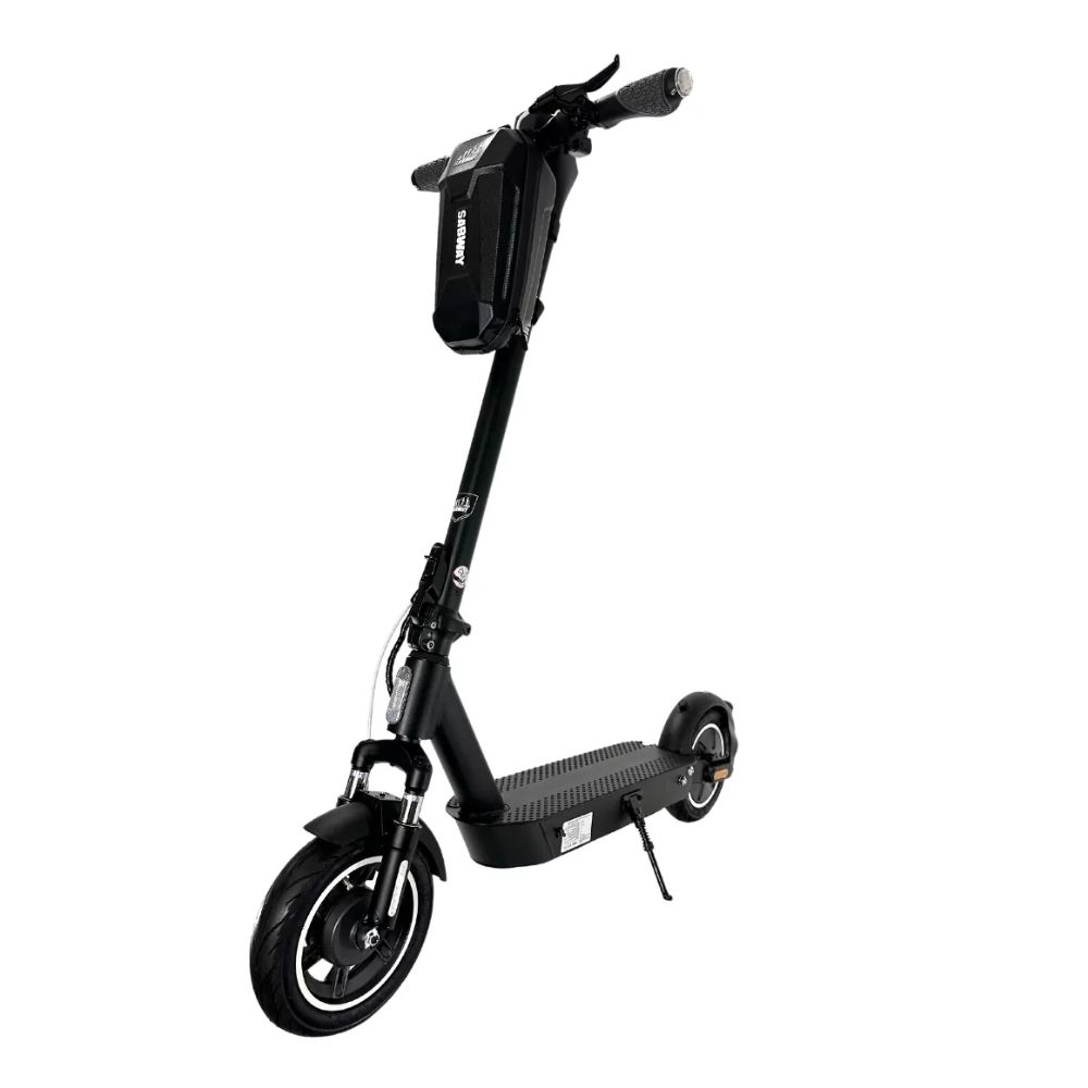 Un patinete eléctrico negro con una bolsa negra en el manillar. Se ve la rueda delantera.