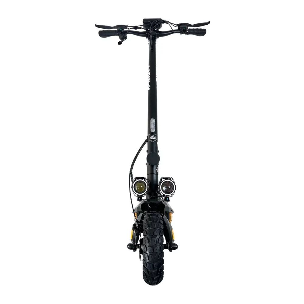 Vista frontal de un patinete eléctrico con dos faros y un neumático resistente. Negro y amarillo.
