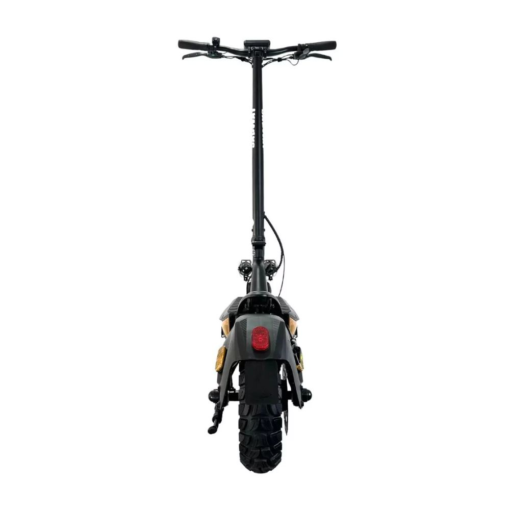 Vista trasera de un patinete eléctrico. Negro con detalles amarillos, neumático resistente y luz trasera roja.