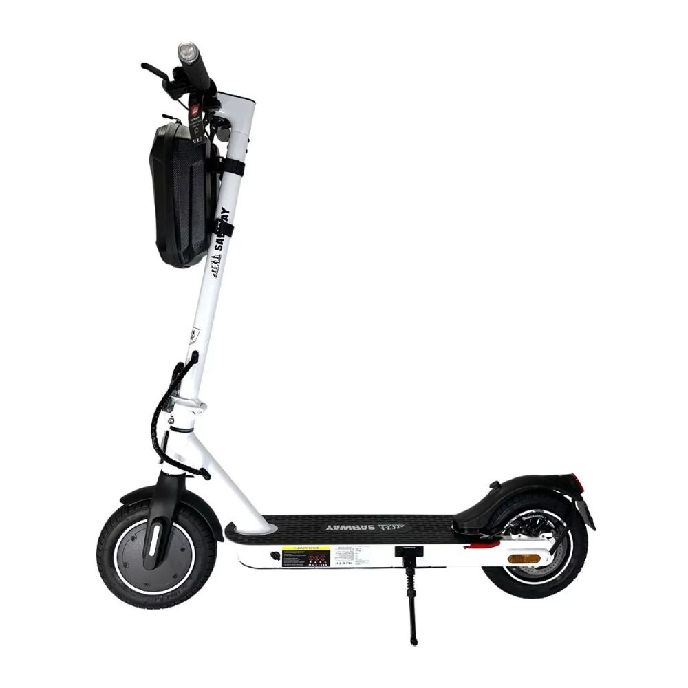 Patinete eléctrico blanco con una bolsa negra sujeta al manillar. Sobre una superficie blanca.