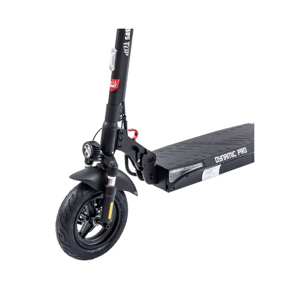 Un patinete eléctrico negro con guardabarros y faro negros. Visible el nombre de la marca.