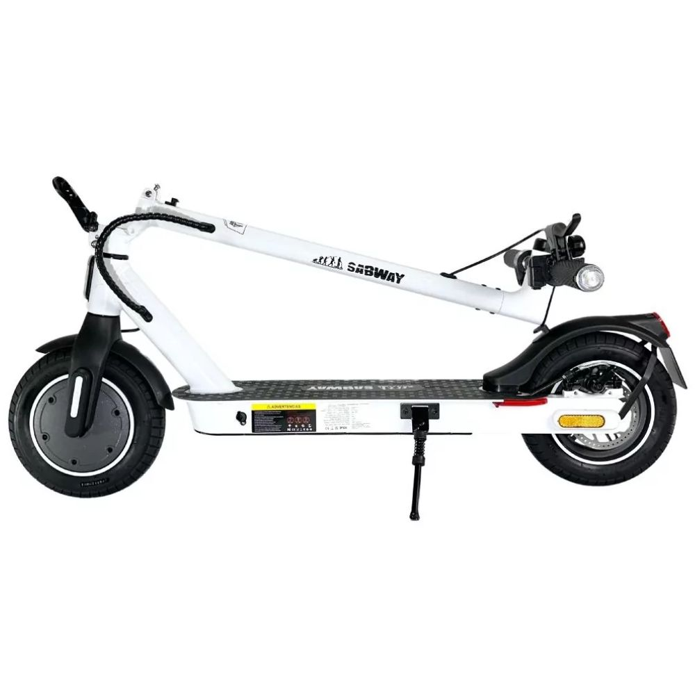 Un patinete eléctrico blanco con una bolsa negra en el manillar. El patinete está inclinado.