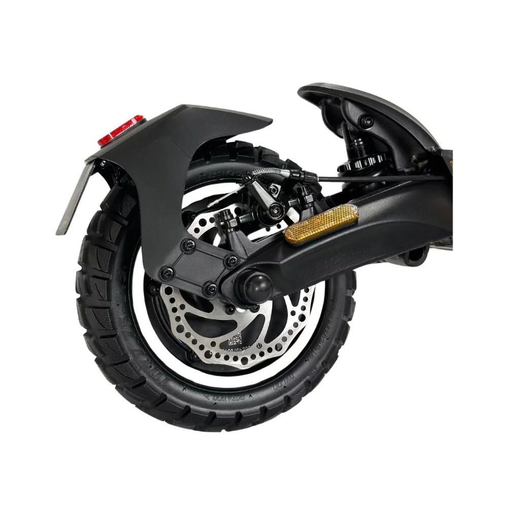 Primer plano de la rueda trasera de un patinete eléctrico. Freno de disco, neumático negro y reflector.