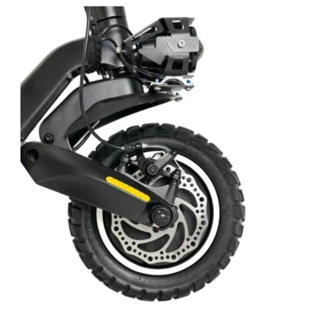 Primer plano de la rueda delantera de un patinete eléctrico con freno de disco y faro. Negro y plateado.
