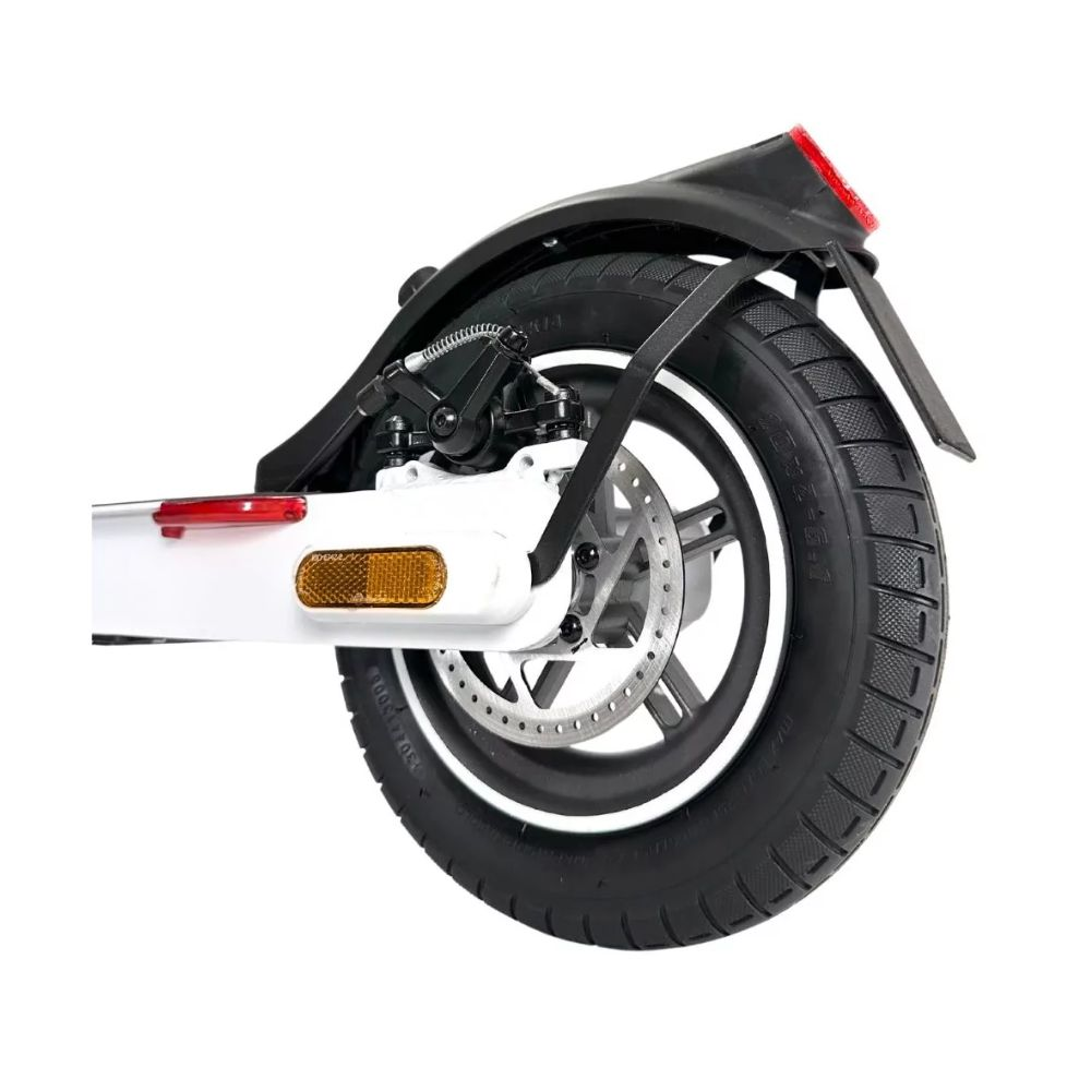 Primer plano de la rueda trasera y el guardabarros de un patinete eléctrico. Neumático negro, freno de disco y reflector rojo.