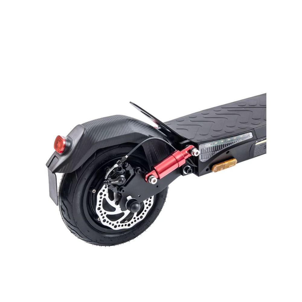 Primer plano de la rueda trasera de un patinete eléctrico negro, con detalles rojos.