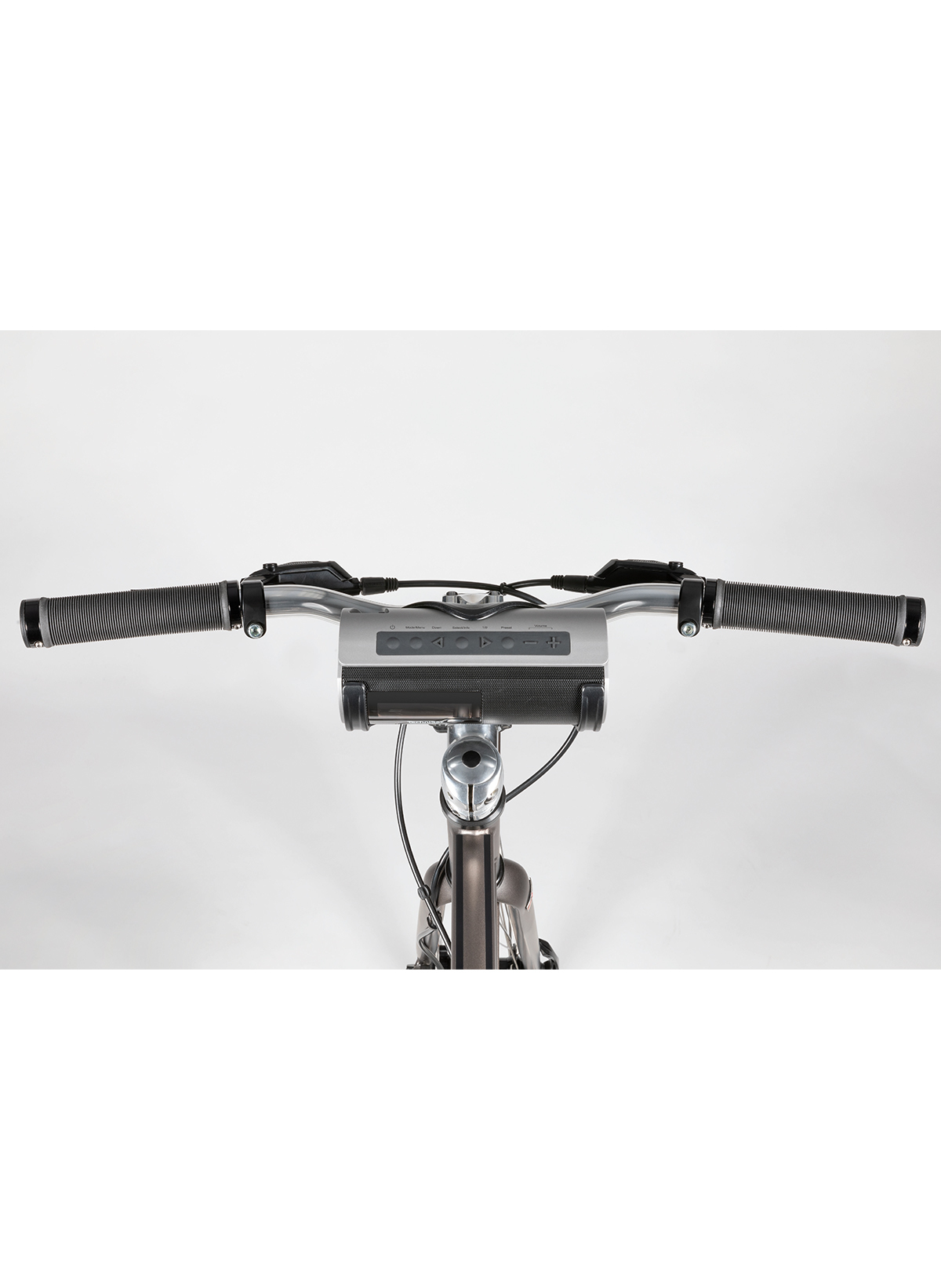 Kierownica roweru z uchwytami, komputerem i kablami na białym tle.