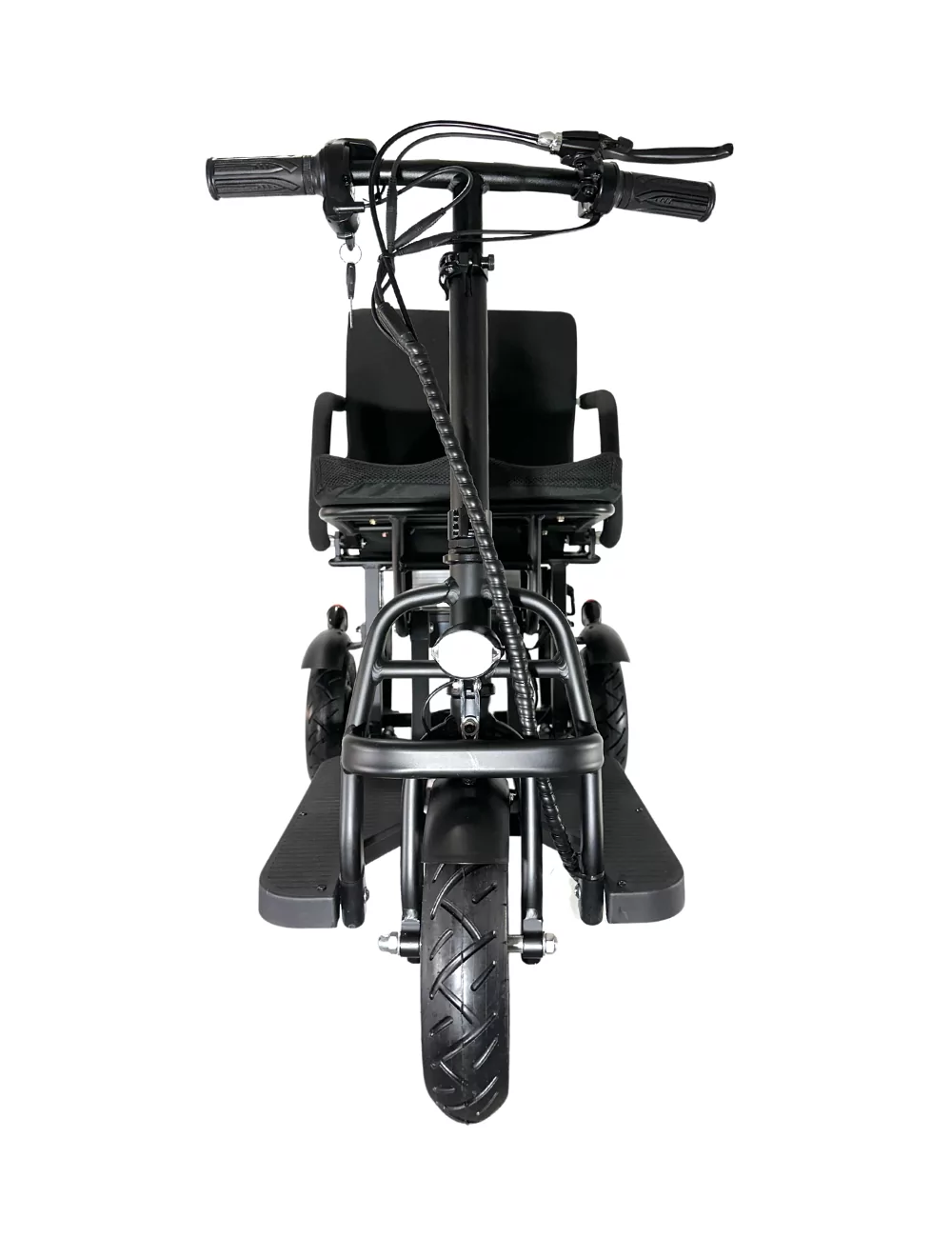 Un scooter de movilidad negro, mirando hacia adelante, cuenta con un faro y manillar sobre un fondo blanco.